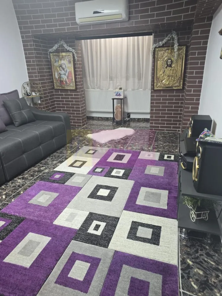 Timpuri Noi- Calea Vacaresti-Tineretului, metrou Magistrala M1 - Va oferim spre vanzare un apartament de 2 camere in zona Calea Vacaresti, langa facultati, si aproape de magistrala de metrou M1, statia Timpuri Noi, decomandat, la etajul 7/9, renovat si curat. Blocul este din 1986. 
Pentru detalii si vizionari contactati agentul Dona Camelia 0733683461