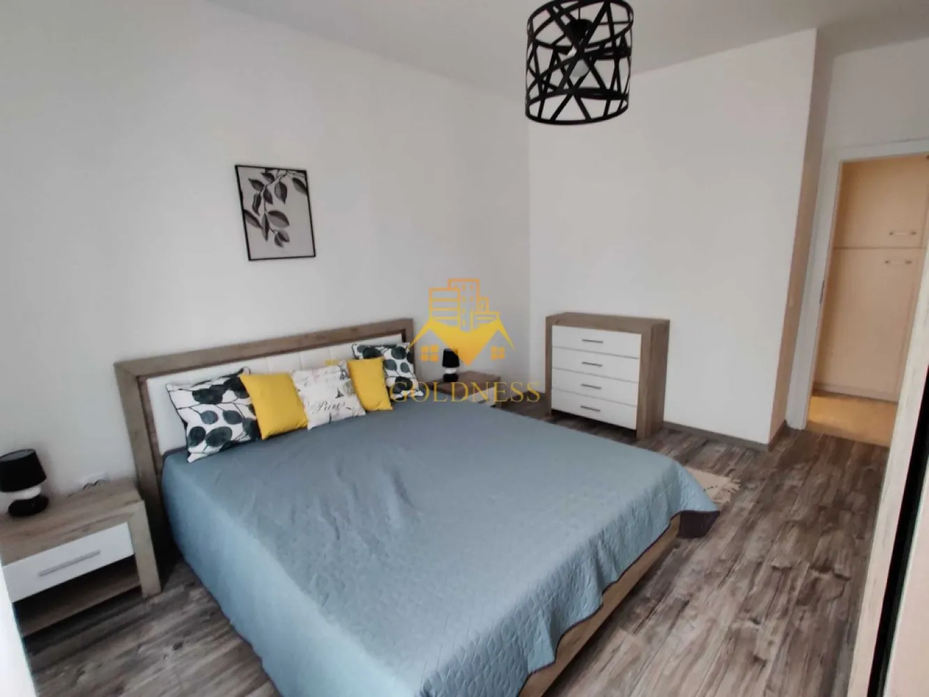 2 camere decomandate, Andrei Mureșanu, Sigma, Calea Turzii, UTCN - GOLDNESS Imobiliare vă propune spre închiriere un apartament cu 2 camere complet mobilat și utilat, la etajul 2 într-un imobil de 3 etaje, în Cartierul Andrei Mureșanu.
Posibilitatea de închiriere loc de parcare subteran separat 50e.
Se află în apropierea stațiilor de transport în comun, magazine, restaurante, spații verzi, farmacii, etc. 

Apartamentul este compartimentat astfel:
 - dormitor cu pat matrimonial, dressing, noptiere
 - living cu canapea extensibilă 
 - bucătărie complet utilată și mobilată, loc de servit masa 
 - baie cu cabina de dus, calorifer port prosop și dulap pentru depozitare.
 - balcon 3mp.

Imobilul este dotat cu toate cele necesare- centrală proprie cu încălzirea prin pardoseala, frigider, aragaz, hotă, mașină de spălat haine și vase, etc. 

Dacă sunteți interesați de acest apartament și doriți să îl vizionați, dar și pentru alte oferte nu ezitați să ne contactați telefonic sau prin e-mail. Vă stăm la dispoziție!
Pentru intermediere se percepe un comision de 50% din prețul chiriei!