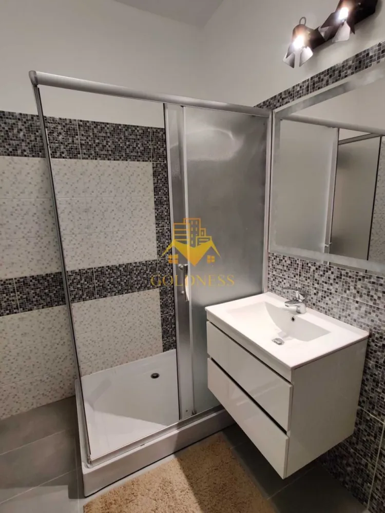 2 camere decomandate, Andrei Mureșanu, Sigma, Calea Turzii, UTCN - GOLDNESS Imobiliare vă propune spre închiriere un apartament cu 2 camere complet mobilat și utilat, la etajul 2 într-un imobil de 3 etaje, în Cartierul Andrei Mureșanu.
Posibilitatea de închiriere loc de parcare subteran separat 50e.
Se află în apropierea stațiilor de transport în comun, magazine, restaurante, spații verzi, farmacii, etc. 

Apartamentul este compartimentat astfel:
 - dormitor cu pat matrimonial, dressing, noptiere
 - living cu canapea extensibilă 
 - bucătărie complet utilată și mobilată, loc de servit masa 
 - baie cu cabina de dus, calorifer port prosop și dulap pentru depozitare.
 - balcon 3mp.

Imobilul este dotat cu toate cele necesare- centrală proprie cu încălzirea prin pardoseala, frigider, aragaz, hotă, mașină de spălat haine și vase, etc. 

Dacă sunteți interesați de acest apartament și doriți să îl vizionați, dar și pentru alte oferte nu ezitați să ne contactați telefonic sau prin e-mail. Vă stăm la dispoziție!
Pentru intermediere se percepe un comision de 50% din prețul chiriei!
