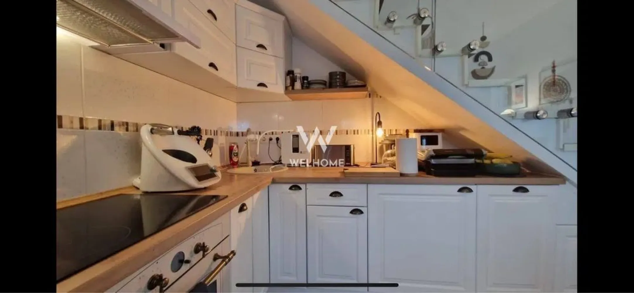 Casă de închiriat cu terasă și curte, gata de mutat – Arhitecților - Casă modernă de închiriat în cartierul Arhitecților, cu o suprafață utilă de 90 mp, situată într-o zonă liniștită de case. Proprietatea se află pe un teren de 200 mp și oferă o curte liberă de 100 mp, ideală pentru timp petrecut în aer liber. Locuința este structurată pe Parter + Mansardă și este compartimentată astfel: la parter – hol, bucătărie separată, living luminos cu acces la terasă și baie; la etaj – două dormitoare primitoare, un hol și încă o baie. Construită în 2012, casa dispune de sistem Amvic, asigurând o bună izolare, și este dotată cu centrală termică proprie. Se închiriază complet mobilată și utilată, incluzând TV, mașină de spălat, cuptor, plită, hotă, combină frigorifică și mașină de spălat vase. Condiții de închiriere: contract minim 1 an, se solicită 2 luni garanție, nu se acceptă animale de companie. Disponibilă începând cu 15 noiembrie 2025. O casă curată, bine întreținută și confortabilă, potrivită pentru un cuplu sau o familie care își dorește un cămin modern într-un cartier liniștit. Comision: 50% din prețul unei chirii. Telefon: 0743030351 }}