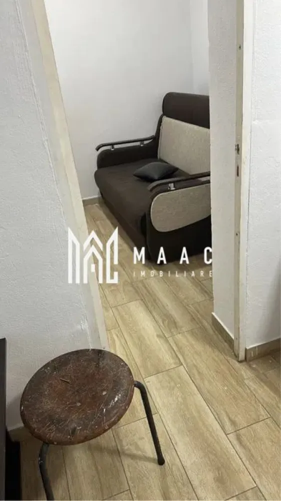 Garsonieră | Central | 23 mp, etaj 3, mobilată - Garsonieră situată în zona Central din Sibiu, pe Strada Abatorului, cu 23 mp utili și poziționare la etajul 3, potrivită pentru locuire imediată.

Detalii proprietate:
• Suprafață utilă: 23 mp
• Etaj 3 din 9
• Apartament într-o clădire finalizată
• An construcție: 2000
• Componență: cameră, bucătărie, baie și hol
• 1 baie și 1 bucătărie
• Mobilată și utilată
• Disponibilă pentru mutare imediată

Zona oferă acces rapid către Promenada Mall și către centrul orașului. Stațiile de autobuz sunt în apropiere, iar magazinele de cartier, supermarketurile, farmaciile, restaurantele și alte servicii utile se află la câteva minute distanță.

Cod anunț CP3188832. Contactați-ne pentru o vizionare și pentru detalii suplimentare despre această proprietate.