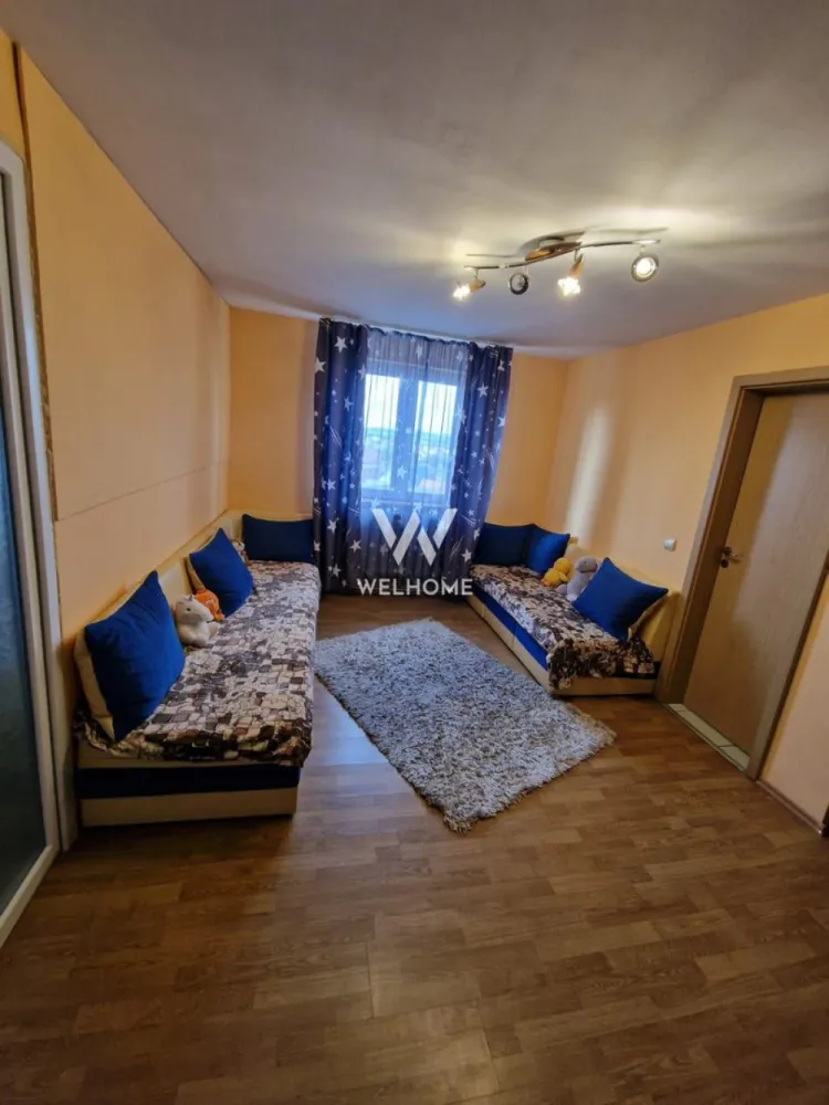 Apartament spațios, 4 camere, 62 mp – Vasile Aaron - De vânzare apartament luminos și bine compartimentat, situat pe strada Vasile Aaron, la etajul 5 (mansardă). Apartamentul are o suprafață totală de 62 mp și este dispus pe două nivele: 🔹 Nivelul 1: • Living generos • Bucătărie separată • Baie cu geam natural • Scara de acces către etaj 🔹 Nivelul 2: • 3 dormitoare decomandate • Hol de acces Se vinde complet mobilat și utilat, exact ca în poze, fiind ideal pentru o familie sau pentru investiție. 📍 Zonă liniștită, cu acces facil la magazine, stații de autobuz și alte puncte de interes. Pret: 77 000 EURO negociabil Telefon: 0756 094 405 }}
