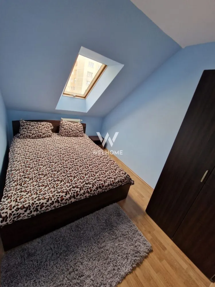 Apartament spațios, 4 camere, 62 mp – Vasile Aaron - De vânzare apartament luminos și bine compartimentat, situat pe strada Vasile Aaron, la etajul 5 (mansardă). Apartamentul are o suprafață totală de 62 mp și este dispus pe două nivele: 🔹 Nivelul 1: • Living generos • Bucătărie separată • Baie cu geam natural • Scara de acces către etaj 🔹 Nivelul 2: • 3 dormitoare decomandate • Hol de acces Se vinde complet mobilat și utilat, exact ca în poze, fiind ideal pentru o familie sau pentru investiție. 📍 Zonă liniștită, cu acces facil la magazine, stații de autobuz și alte puncte de interes. Pret: 77 000 EURO negociabil Telefon: 0756 094 405 }}