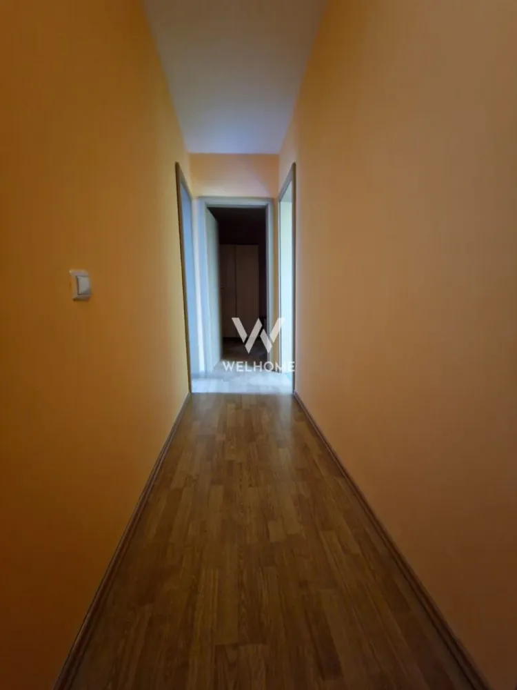 Apartament spațios, 4 camere, 62 mp – Vasile Aaron - De vânzare apartament luminos și bine compartimentat, situat pe strada Vasile Aaron, la etajul 5 (mansardă). Apartamentul are o suprafață totală de 62 mp și este dispus pe două nivele: 🔹 Nivelul 1: • Living generos • Bucătărie separată • Baie cu geam natural • Scara de acces către etaj 🔹 Nivelul 2: • 3 dormitoare decomandate • Hol de acces Se vinde complet mobilat și utilat, exact ca în poze, fiind ideal pentru o familie sau pentru investiție. 📍 Zonă liniștită, cu acces facil la magazine, stații de autobuz și alte puncte de interes. Pret: 77 000 EURO negociabil Telefon: 0756 094 405 }}