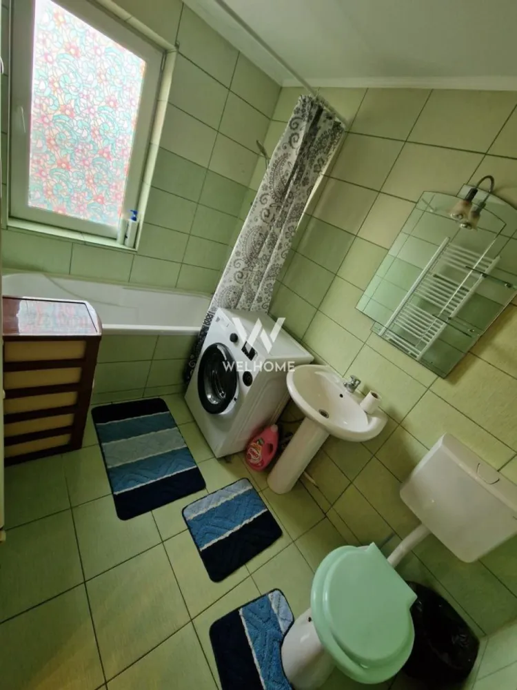 Apartament spațios, 4 camere, 62 mp – Vasile Aaron - De vânzare apartament luminos și bine compartimentat, situat pe strada Vasile Aaron, la etajul 5 (mansardă). Apartamentul are o suprafață totală de 62 mp și este dispus pe două nivele: 🔹 Nivelul 1: • Living generos • Bucătărie separată • Baie cu geam natural • Scara de acces către etaj 🔹 Nivelul 2: • 3 dormitoare decomandate • Hol de acces Se vinde complet mobilat și utilat, exact ca în poze, fiind ideal pentru o familie sau pentru investiție. 📍 Zonă liniștită, cu acces facil la magazine, stații de autobuz și alte puncte de interes. Pret: 77 000 EURO negociabil Telefon: 0756 094 405 }}