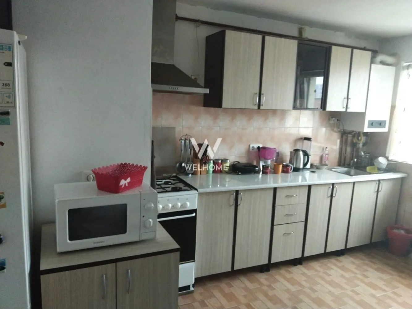 Apartament 4 camere, 82 mp, mobilat, zona Mihai Viteazul - Apartament spațios cu 4 camere (3 dormitoare + living), situat la etajul 5 al unui imobil din cărămidă, cu acoperiș din țiglă. Suprafața utilă este de 82 mp, compartimentată eficient și complet mobilată, gata de locuit. Apartamentul dispune de: bucătărie mobilată și utilată, 3 dormitoare, living, baie si 2 balcoane Pe palier sunt doar 2 apartamente pentru mai multă liniște și intimitate. Proprietatea este amplasată într-o zonă excelentă, aproape de magazine, școli și mijloace de transport, oferind atât confort cât și acces rapid către principalele puncte de interes din oraș. Este ideal si pentru investitie. Pret: 123 000 EURO Telefon: 0756 094 405 }}