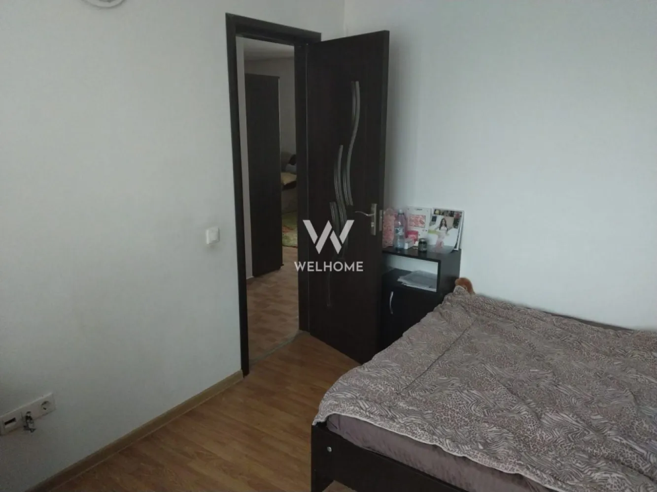 Apartament 4 camere, 82 mp, mobilat, zona Mihai Viteazul - Apartament spațios cu 4 camere (3 dormitoare + living), situat la etajul 5 al unui imobil din cărămidă, cu acoperiș din țiglă. Suprafața utilă este de 82 mp, compartimentată eficient și complet mobilată, gata de locuit. Apartamentul dispune de: bucătărie mobilată și utilată, 3 dormitoare, living, baie si 2 balcoane Pe palier sunt doar 2 apartamente pentru mai multă liniște și intimitate. Proprietatea este amplasată într-o zonă excelentă, aproape de magazine, școli și mijloace de transport, oferind atât confort cât și acces rapid către principalele puncte de interes din oraș. Este ideal si pentru investitie. Pret: 123 000 EURO Telefon: 0756 094 405 }}