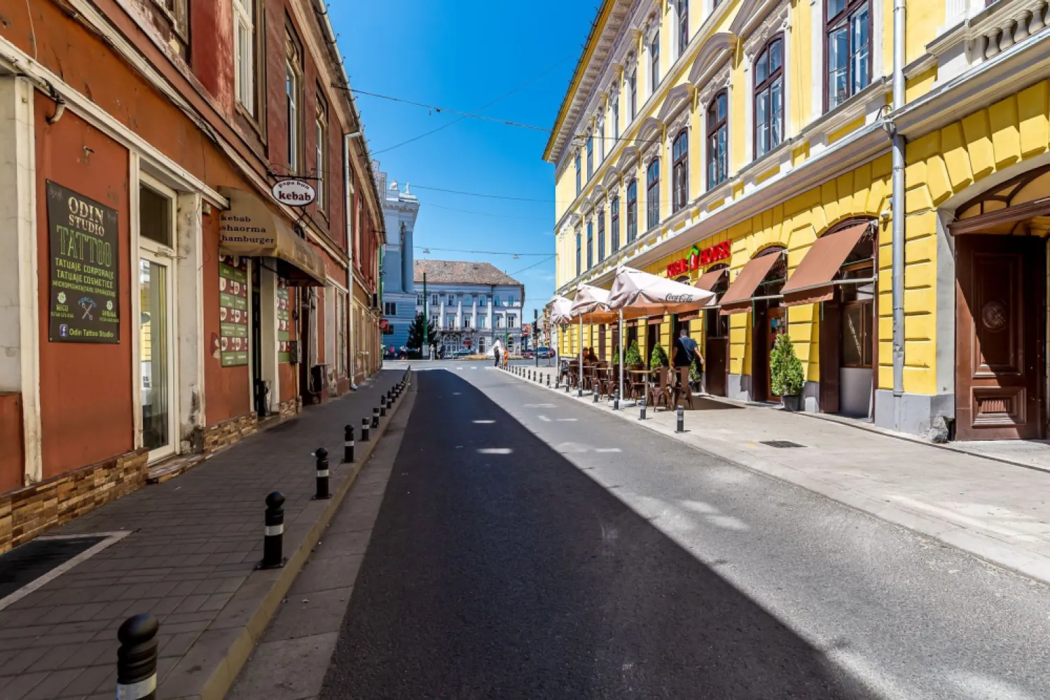 Spațiu birouri central cu 2 intrări pe Str. Unirii 1 Arad. - INVESTIȚIE CU POTENȚIAL DE ÎNCHIRIERE ÎN CENTRUL ARADULUI

Dacă urmărești o proprietate care poate genera venituri din închiriere, poziția este primul criteriu care contează. Iar această proprietate este amplasată exact acolo unde chiriașii caută vizibilitate și accesibilitate: pe Strada Unirii nr. 1, la câțiva pași de Teatrul Ioan Slavici și Bulevardul Revoluției, una dintre cele mai circulate zone ale Aradului.

Situat la parter, spațiul beneficiază de acces facil din curtea comună, fiind poziționat chiar în fața intrării, cu acces direct din strada Unirii. Acest aspect îl face potrivit pentru activități care lucrează cu publicul: birouri de contabilitate, consultanță, avocatură, asigurări, servicii medicale, agenții sau alte activități administrative.

Proprietatea este împărțită în două corpuri distincte, fiecare cu intrare separată din curte și grup sanitar propriu, oferind posibilitatea închirierii către doi chiriași diferiți.

Avantaje importante:
✔ Poziție ultracentrală, lângă Teatrul Ioan Slavici;
✔ Parter – acces ușor pentru clienți;
✔ Două intrări separate;
✔ Posibilitate de separare în două cărți funciare distincte;
✔ Potențial pentru două surse de venit din chirie;
✔ Preț competitiv pentru zona centrală.

Spațiul necesită reamenajare, oferind noului proprietar libertatea de a-l adapta exact nevoilor pieței și ale viitorilor chiriași.

Preț listare: 63.000 Euro

Pentru detalii și programarea unei vizionări:
Andrei Caracioni
☎ 0757 662 907
Acasă Arad

Cod proprietate: CP3137106