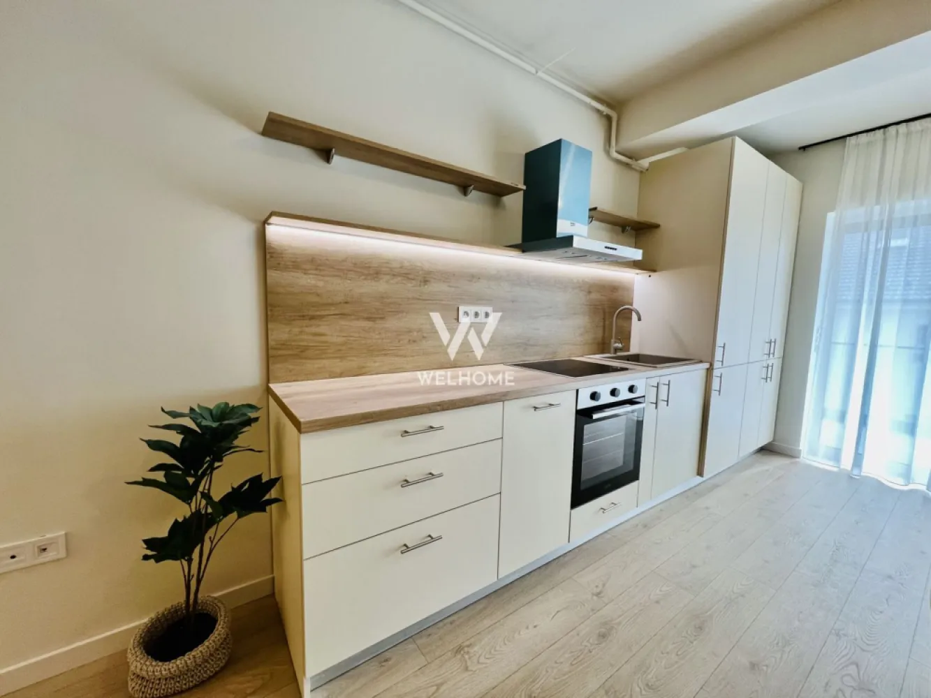 Calitate Superioara! Garsoniera decomandata. Sibiu - Studio in Zona de Vest, Sibiu. - Zona deosebita, la DOAR 4-5 minute de Zona Industriala Vest. - Proiect modern de blocuri cu regim de innaltime redus. - Suprafata utila: 37,54mp - Dormitor cu zona de living cu bucatarie, baie cu geam, hol. - Balcon tip logie: 8 mp - Apartamente disponibile la parterul si la etajul 1 al unui bloc cu 2 etaje. ! Apartamentul se preda pe interior LA ALB si v-a include: centrala termica si incalzire in pardoseala, sistem electric complet cu prize si intrerupatoare, peretii tencuiti, gletuiti si lavabila, geamuri termopan, usa de intrare, instalatii electrice, termice si sanitare, aparat de aer condiționat. ! Exteriorul se preda LA CHEIE: jaluzele electrice la geamuri, izolatie cu vata bazaltica si piatra naturala, balcoane cu granit si sticla securizata. - Zona linistita, aer curat si priveliste catre munti, zona cu multi copaci de coniferi. - 1 loc de parcare inclus in pret. - Termne predare: Primavara 2026 Pret: 67.900euro Tva Inclus pentru avans 90% *pozele sunt cu titlu de prezentare, insa, optional se poate realiza exact ca in poze. }}