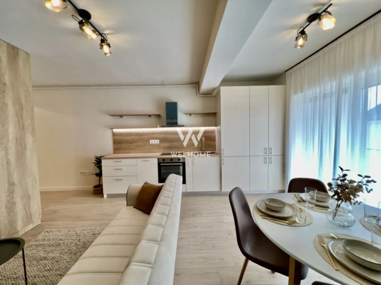 Calitate Superioara! Garsoniera decomandata. Sibiu - Studio in Zona de Vest, Sibiu. - Zona deosebita, la DOAR 4-5 minute de Zona Industriala Vest. - Proiect modern de blocuri cu regim de innaltime redus. - Suprafata utila: 37,54mp - Dormitor cu zona de living cu bucatarie, baie cu geam, hol. - Balcon tip logie: 8 mp - Apartamente disponibile la parterul si la etajul 1 al unui bloc cu 2 etaje. ! Apartamentul se preda pe interior LA ALB si v-a include: centrala termica si incalzire in pardoseala, sistem electric complet cu prize si intrerupatoare, peretii tencuiti, gletuiti si lavabila, geamuri termopan, usa de intrare, instalatii electrice, termice si sanitare, aparat de aer condiționat. ! Exteriorul se preda LA CHEIE: jaluzele electrice la geamuri, izolatie cu vata bazaltica si piatra naturala, balcoane cu granit si sticla securizata. - Zona linistita, aer curat si priveliste catre munti, zona cu multi copaci de coniferi. - 1 loc de parcare inclus in pret. - Termne predare: Primavara 2026 Pret: 67.900euro Tva Inclus pentru avans 90% *pozele sunt cu titlu de prezentare, insa, optional se poate realiza exact ca in poze. }}