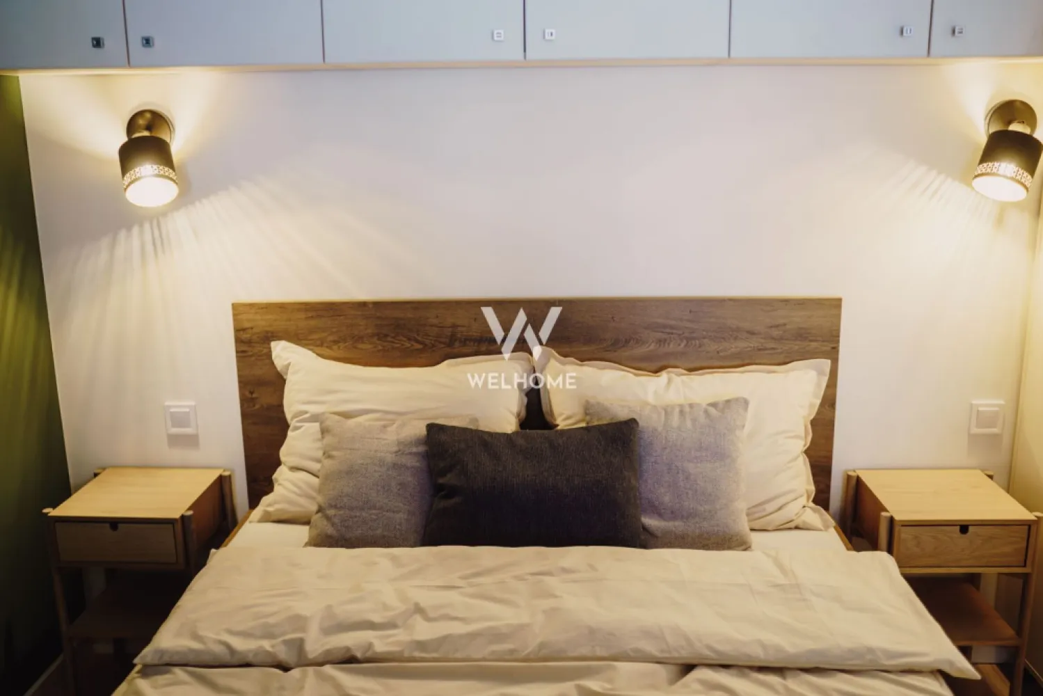 Calitate Superioara! Garsoniera decomandata. Sibiu - Studio in Zona de Vest, Sibiu. - Zona deosebita, la DOAR 4-5 minute de Zona Industriala Vest. - Proiect modern de blocuri cu regim de innaltime redus. - Suprafata utila: 37,54mp - Dormitor cu zona de living cu bucatarie, baie cu geam, hol. - Balcon tip logie: 8 mp - Apartamente disponibile la parterul si la etajul 1 al unui bloc cu 2 etaje. ! Apartamentul se preda pe interior LA ALB si v-a include: centrala termica si incalzire in pardoseala, sistem electric complet cu prize si intrerupatoare, peretii tencuiti, gletuiti si lavabila, geamuri termopan, usa de intrare, instalatii electrice, termice si sanitare, aparat de aer condiționat. ! Exteriorul se preda LA CHEIE: jaluzele electrice la geamuri, izolatie cu vata bazaltica si piatra naturala, balcoane cu granit si sticla securizata. - Zona linistita, aer curat si priveliste catre munti, zona cu multi copaci de coniferi. - 1 loc de parcare inclus in pret. - Termne predare: Primavara 2026 Pret: 67.900euro Tva Inclus pentru avans 90% *pozele sunt cu titlu de prezentare, insa, optional se poate realiza exact ca in poze. }}