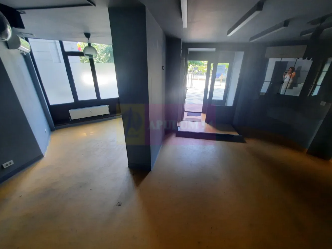 Inchiriere spatiu comercial inzona Decebal - Va oferim spre inchiriere un spatiu comercial in zona Decebal, stradal, in suprafata de 95mp, parter+supanta, cu vitrina de 6ml la parter si 6ml la etaj, cu utilitati. Pozitionarea stradala permite orice fel de activitate comerciala si/sau birouri. Metroul se afla la 5min de mers pe jos, iar in apropiere statiile de transport STB. Zona are trafic intens de populatie datorita restaurantelor, cafenelelor, bancilor si supermarketurilor aflate in imediata proximitate a spatiului.
Va rog sa urmariti filmarea video atasata anuntului, asa puteti anticipa cat de bine se potriveste spatiul activitatii dv.
Pentru detalii si vizionari contactati agentul imobiliar Dona Camelia 0733683461