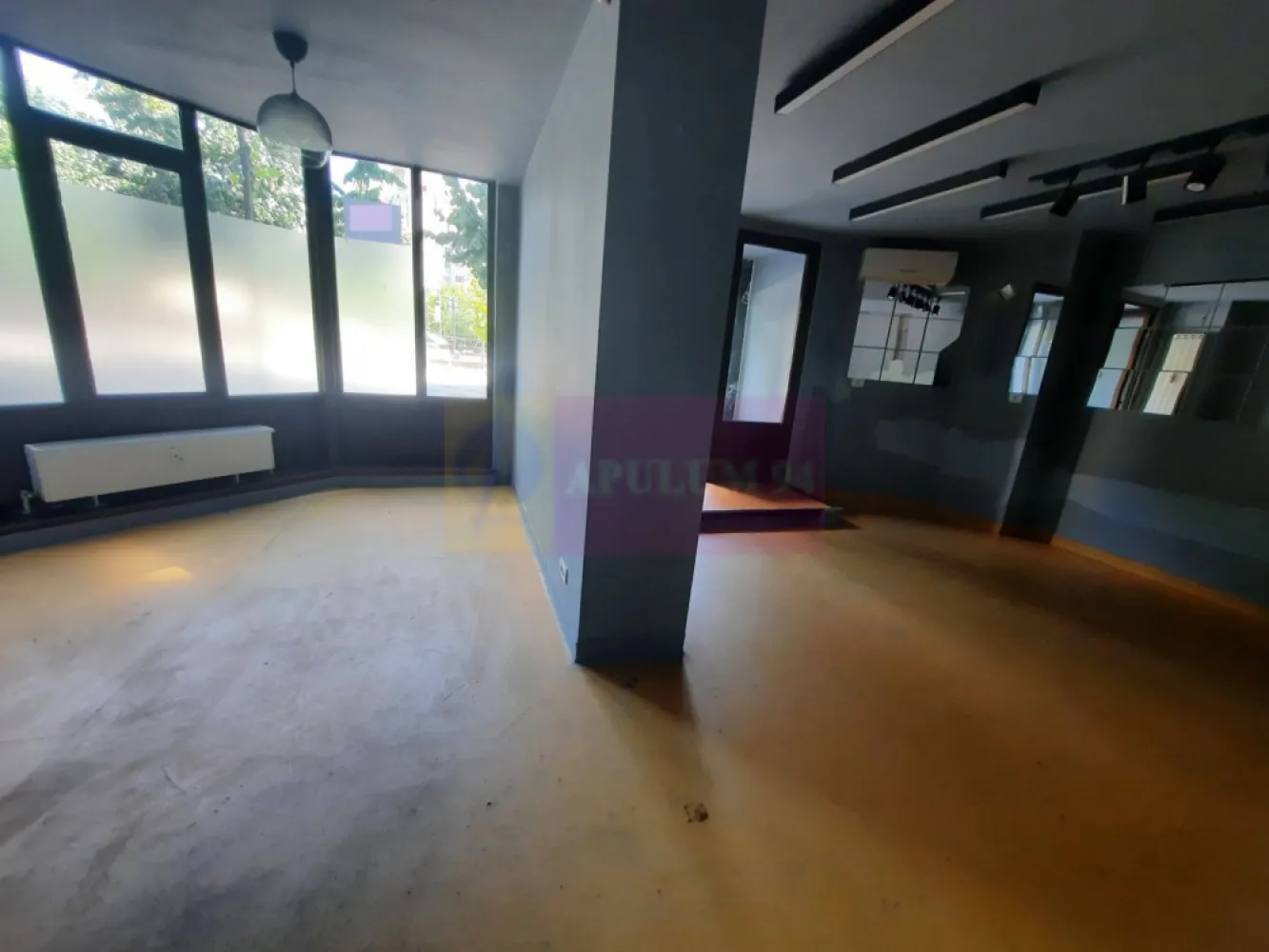 Inchiriere spatiu comercial inzona Decebal - Va oferim spre inchiriere un spatiu comercial in zona Decebal, stradal, in suprafata de 95mp, parter+supanta, cu vitrina de 6ml la parter si 6ml la etaj, cu utilitati. Pozitionarea stradala permite orice fel de activitate comerciala si/sau birouri. Metroul se afla la 5min de mers pe jos, iar in apropiere statiile de transport STB. Zona are trafic intens de populatie datorita restaurantelor, cafenelelor, bancilor si supermarketurilor aflate in imediata proximitate a spatiului.
Va rog sa urmariti filmarea video atasata anuntului, asa puteti anticipa cat de bine se potriveste spatiul activitatii dv.
Pentru detalii si vizionari contactati agentul imobiliar Dona Camelia 0733683461