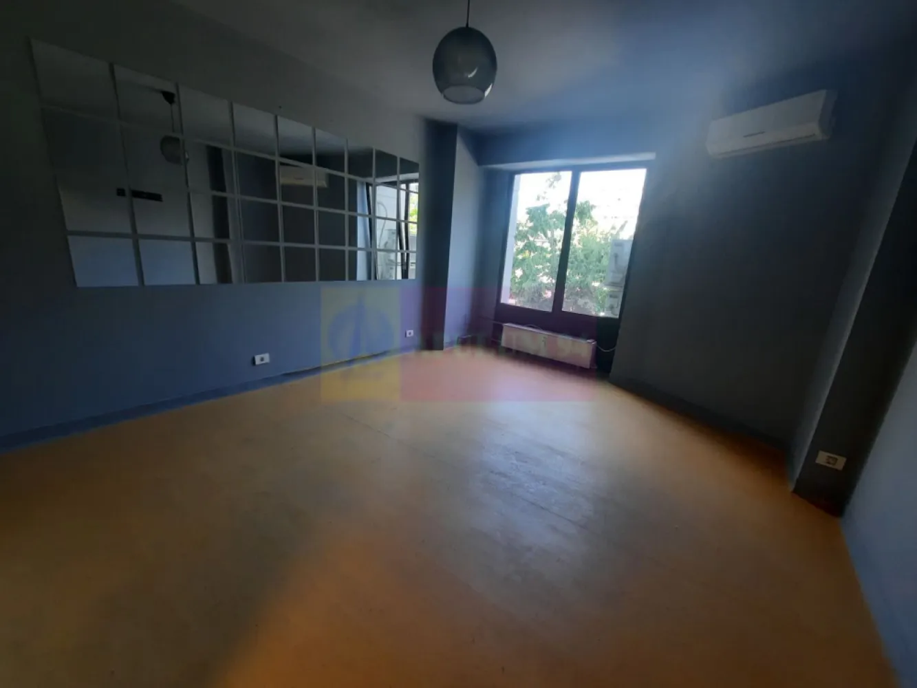 Inchiriere spatiu comercial inzona Decebal - Va oferim spre inchiriere un spatiu comercial in zona Decebal, stradal, in suprafata de 95mp, parter+supanta, cu vitrina de 6ml la parter si 6ml la etaj, cu utilitati. Pozitionarea stradala permite orice fel de activitate comerciala si/sau birouri. Metroul se afla la 5min de mers pe jos, iar in apropiere statiile de transport STB. Zona are trafic intens de populatie datorita restaurantelor, cafenelelor, bancilor si supermarketurilor aflate in imediata proximitate a spatiului.
Va rog sa urmariti filmarea video atasata anuntului, asa puteti anticipa cat de bine se potriveste spatiul activitatii dv.
Pentru detalii si vizionari contactati agentul imobiliar Dona Camelia 0733683461