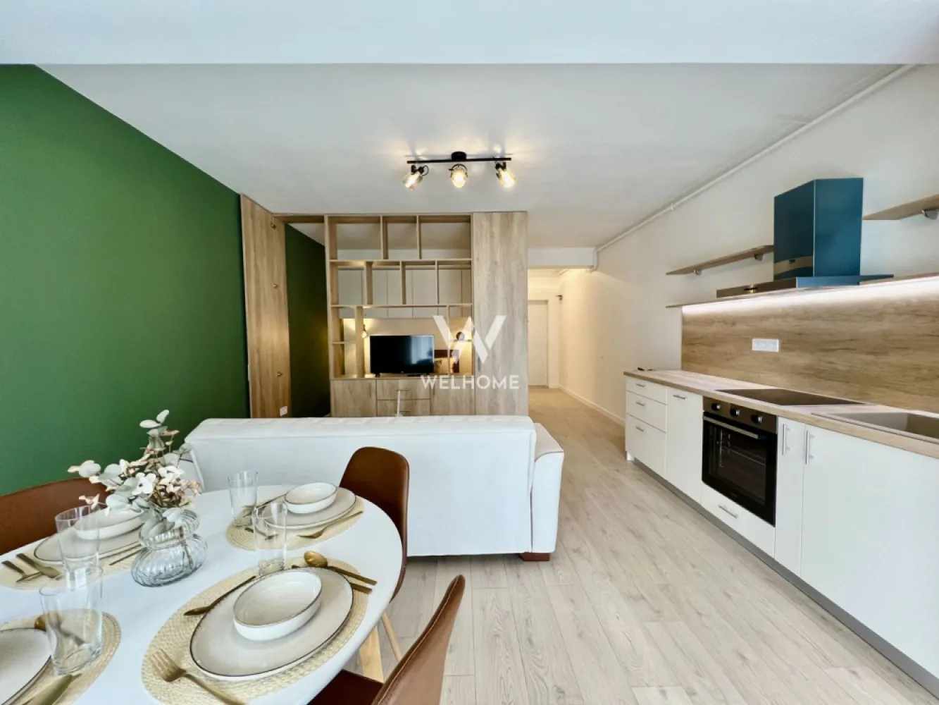 Calitate Superioara! Garsoniera decomandata. Sibiu - Studio in Zona de Vest, Sibiu. - Zona deosebita, la DOAR 4-5 minute de Zona Industriala Vest. - Proiect modern de blocuri cu regim de innaltime redus. - Suprafata utila: 37,54mp - Dormitor cu zona de living cu bucatarie, baie cu geam, hol. - Balcon tip logie: 8 mp - Apartamente disponibile la parterul si la etajul 1 al unui bloc cu 2 etaje. ! Apartamentul se preda pe interior LA ALB si v-a include: centrala termica si incalzire in pardoseala, sistem electric complet cu prize si intrerupatoare, peretii tencuiti, gletuiti si lavabila, geamuri termopan, usa de intrare, instalatii electrice, termice si sanitare, aparat de aer condiționat. ! Exteriorul se preda LA CHEIE: jaluzele electrice la geamuri, izolatie cu vata bazaltica si piatra naturala, balcoane cu granit si sticla securizata. - Zona linistita, aer curat si priveliste catre munti, zona cu multi copaci de coniferi. - 1 loc de parcare inclus in pret. - Termne predare: Primavara 2026 Pret: 67.900euro Tva Inclus pentru avans 90% *pozele sunt cu titlu de prezentare, insa, optional se poate realiza exact ca in poze. }}