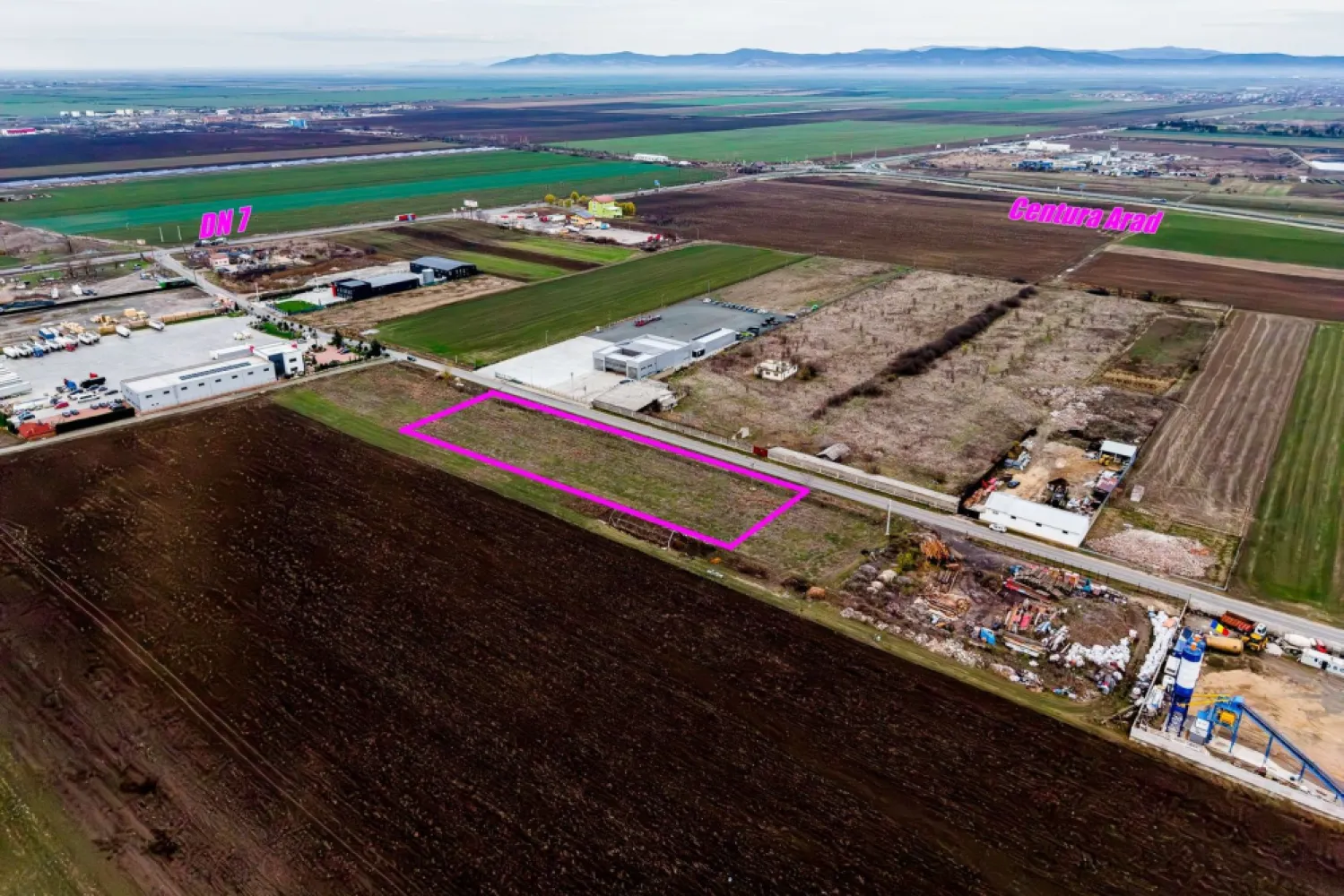 Teren cu acces DN7 și A1, ideal pentru dezvoltări industriale - Vă oferim spre vănzare un teren excepțional în Vladimirescu, Arad, cu acces direct la DN7 și centura Vladimirescu-Arad, legatura cu Autostrada A1, una dintre cele mai importante rute de transport din zonă.

Suprafață: 7000 mp cu front stradal de 163 m
Locație: Vladimirescu, cu acces facil la DN7 și Centura Vladimirescu Arad
Vizibilitate: Excepțională, datorită amplasării la 350 m de DN7 și 700 m de Centura.
Destinație: Potrivit pentru dezvoltări comerciale, industriale și economice.

Avantaje:
-Accesibilitate: Conexiune directă la DN7, facilitând logistica și transportul
-Potențial de dezvoltare: Situat într-o zonă în plină expansiune economică, ideal pentru investiții pe termen lung
-Infrastructură: Aproape de orașul Arad, acces facil la Autostrada A1 și de alte facilități esențiale

Preț de listare: 40 Euro/mp
Terenul este parcelat in 7 CF-uri a cate 1000 mp cu front stradal de 23,5m fiecare,(se vand toate parcelele)

Vânzarea se poate realiza rapid, la final de an.
Pentru vizionare și detalii: 0757 662 907 Andrei Caracioni, consultant imobiliar Acasa Arad.
Comision 0 la cumparare!

Nu dispui de toată suma? Te ajutăm noi gratuit!
Îți obținem oferte de creditare de la 16 bănci.

Ai o proprietate de vânzare în Arad și vrei să știi cât valorează cu adevărat?
Sună-mă pentru o evaluare gratuită, fără obligații.

Birou: ACASĂ | Agenție imobiliară Arad
Bulevardul Decebal 2, Arad 310133

Cod proprietate: CP2838086