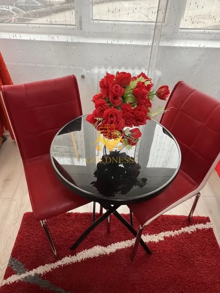1 camera, Gheorgheni, FSEGA, Iulius Mall, Teodor Mihail, OMV - GOLDNESS Imobiliare vă propune spre închiriere un apartament cu 1 camere complet mobilat și utilat, la etajul 1 într-un imobil de 10 etaje, în Cartierul Gheorgheni.
Se află în apropierea stațiilor de transport în comun, magazine, restaurante, spații verzi, farmacii, etc. 

La doar 3 minute de Facultatea FSEGA

Apartamentul este compartimentat astfel:
 - camera cu canapea extensibilă, dressing, noptiere
 - bucătărie complet utilată și mobilată, loc de servit masa 
 - baie cu cabina de dus, calorifer port prosop și dulap pentru depozitare.

Imobilul este dotat cu toate cele necesare- termoficare, frigider, aragaz, hotă, mașină de spălat haine, etc. 

Dacă sunteți interesați de acest apartament și doriți să îl vizionați, dar și pentru alte oferte nu ezitați să ne contactați telefonic sau prin e-mail. Vă stăm la dispoziție!
Pentru intermediere se percepe un comision de 50% din prețul chiriei!