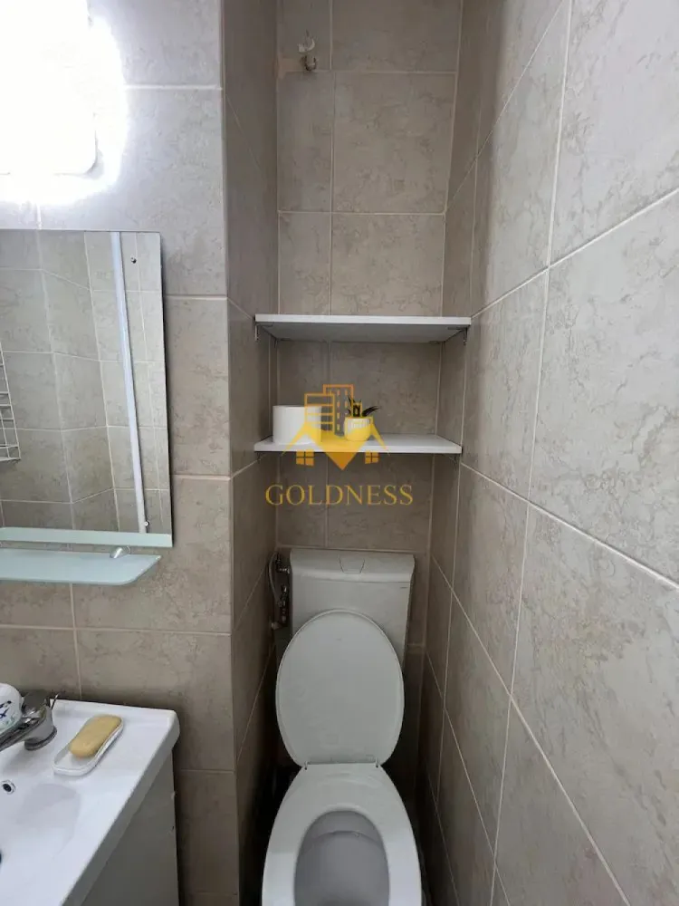 1 camera, Gheorgheni, FSEGA, Iulius Mall, Teodor Mihail, OMV - GOLDNESS Imobiliare vă propune spre închiriere un apartament cu 1 camere complet mobilat și utilat, la etajul 1 într-un imobil de 10 etaje, în Cartierul Gheorgheni.
Se află în apropierea stațiilor de transport în comun, magazine, restaurante, spații verzi, farmacii, etc. 

La doar 3 minute de Facultatea FSEGA

Apartamentul este compartimentat astfel:
 - camera cu canapea extensibilă, dressing, noptiere
 - bucătărie complet utilată și mobilată, loc de servit masa 
 - baie cu cabina de dus, calorifer port prosop și dulap pentru depozitare.

Imobilul este dotat cu toate cele necesare- termoficare, frigider, aragaz, hotă, mașină de spălat haine, etc. 

Dacă sunteți interesați de acest apartament și doriți să îl vizionați, dar și pentru alte oferte nu ezitați să ne contactați telefonic sau prin e-mail. Vă stăm la dispoziție!
Pentru intermediere se percepe un comision de 50% din prețul chiriei!