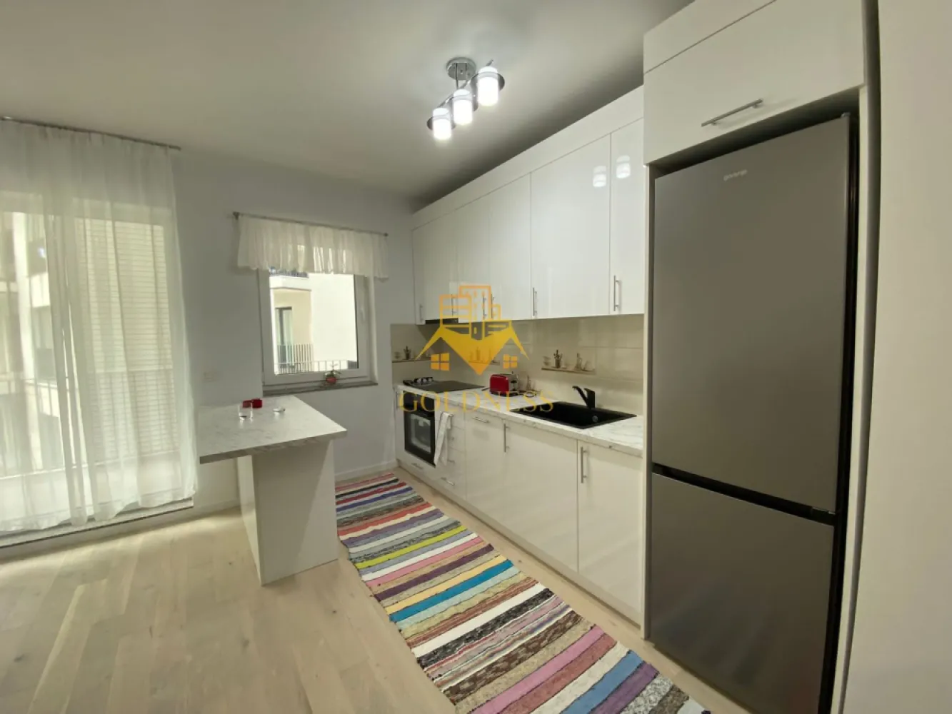 2 camere, parcare, bloc nou, Record Park Zona The Office, 21 Decembrie - GOLDNESS Imobiliare vă propune spre închiriere un apartament complet mobilat și utilat, la etajul 1 într-un imobil de 6 etaje, în zona semicentrala. Apartamentul este compartimentat astfel:
Dispune de parcare subterana inclusa in pret!
 - dormitor cu pat matrimonial, dressing, noptiere
 - living cu bucatarie open-space complet utilată, canapea, loc de servit masa 
 - baie cu vană, calorifer port prosop inox și dulap pentru depozitare.
 - terasa de 8 mp.
 

Imobilul este dotat cu toate cele necesare- centrală proprie, mașină de spălat haine, frigider, plită electrică, hotă, TV, etc. 
Se află în apropierea stațiilor de transport în comun, magazine, restaurante, spații verzi, farmacii, etc. 

Dacă sunteți interesați de acest apartament și doriți să îl vizionați, dar și pentru alte oferte sau detalii nu ezitați să ne contactați telefonic sau prin e-mail - goldnessimobiliare@gmail.com. Vă stăm la dispoziție!