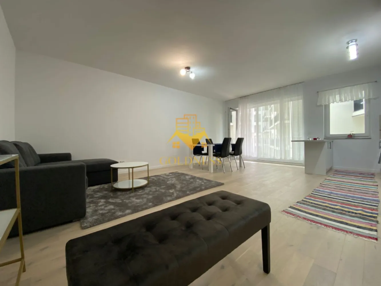 2 camere, parcare, bloc nou, Record Park Zona The Office, 21 Decembrie - GOLDNESS Imobiliare vă propune spre închiriere un apartament complet mobilat și utilat, la etajul 1 într-un imobil de 6 etaje, în zona semicentrala. Apartamentul este compartimentat astfel:
Dispune de parcare subterana inclusa in pret!
 - dormitor cu pat matrimonial, dressing, noptiere
 - living cu bucatarie open-space complet utilată, canapea, loc de servit masa 
 - baie cu vană, calorifer port prosop inox și dulap pentru depozitare.
 - terasa de 8 mp.
 

Imobilul este dotat cu toate cele necesare- centrală proprie, mașină de spălat haine, frigider, plită electrică, hotă, TV, etc. 
Se află în apropierea stațiilor de transport în comun, magazine, restaurante, spații verzi, farmacii, etc. 

Dacă sunteți interesați de acest apartament și doriți să îl vizionați, dar și pentru alte oferte sau detalii nu ezitați să ne contactați telefonic sau prin e-mail - goldnessimobiliare@gmail.com. Vă stăm la dispoziție!
