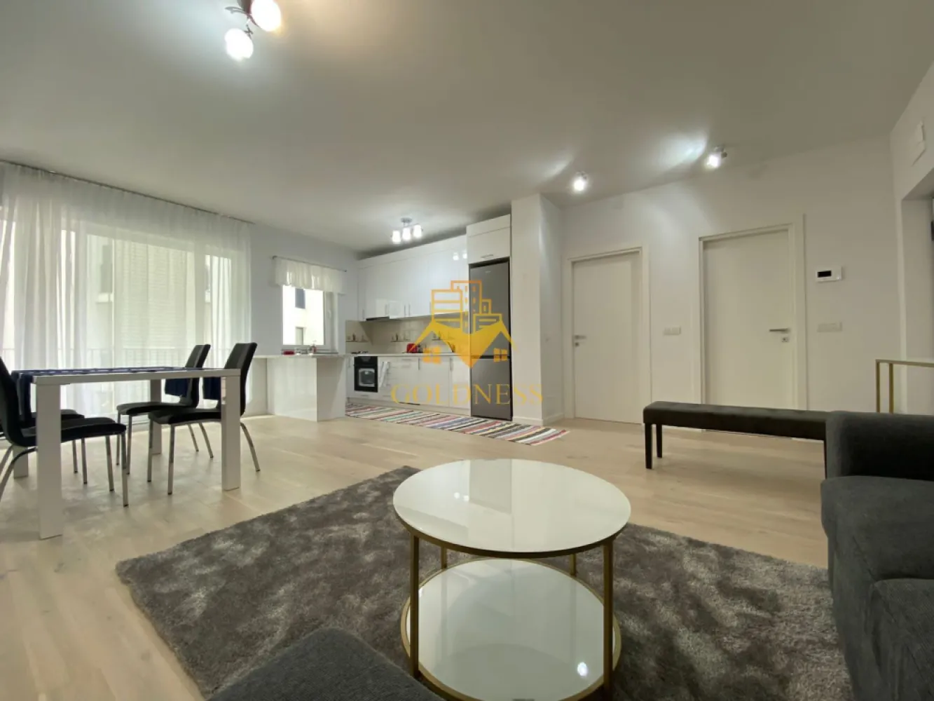 2 camere, parcare, bloc nou, Record Park Zona The Office, 21 Decembrie - GOLDNESS Imobiliare vă propune spre închiriere un apartament complet mobilat și utilat, la etajul 1 într-un imobil de 6 etaje, în zona semicentrala. Apartamentul este compartimentat astfel:
Dispune de parcare subterana inclusa in pret!
 - dormitor cu pat matrimonial, dressing, noptiere
 - living cu bucatarie open-space complet utilată, canapea, loc de servit masa 
 - baie cu vană, calorifer port prosop inox și dulap pentru depozitare.
 - terasa de 8 mp.
 

Imobilul este dotat cu toate cele necesare- centrală proprie, mașină de spălat haine, frigider, plită electrică, hotă, TV, etc. 
Se află în apropierea stațiilor de transport în comun, magazine, restaurante, spații verzi, farmacii, etc. 

Dacă sunteți interesați de acest apartament și doriți să îl vizionați, dar și pentru alte oferte sau detalii nu ezitați să ne contactați telefonic sau prin e-mail - goldnessimobiliare@gmail.com. Vă stăm la dispoziție!