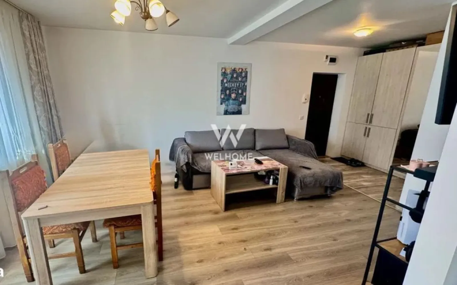Apartament 3 camere IDEAL INVESTITIE – Cartierul Arhitecților - Apartament cu 3 camere, situat pe strada Daniel Renard, la parterul unui bloc construit în 2015, foarte bine izolat termic. – Suprafață utilă: 60 mp – Compartimentare practică: 2 dormitoare, living cu bucătărie open-space, baie, hol, balcon – Boxă în pod și loc de parcare propriu, chiar în fața balconului – Se vinde complet mobilat și utilat: mobilier Naturlich, bucătărie din MDF, parchet 12 mm pentru trafic intens, spoturi cu senzori pe hol, centrală termică în condensare – Electrocasnice incluse: mașină de spălat rufe, mașină de spălat vase, frigider, TV LED – Apartamentul este închiriat și se poate prelua cu chiriași (investiție gata pregătită) sau eliberat pentru locuire personală – Zonă liniștită, în dezvoltare, aproape de transport public, magazine, grădinițe, Lidl, Kaufland și biserică – Liber de sarcini, disponibil imediat Preț: 115.000 € Telefon: 0756 094 405 }}