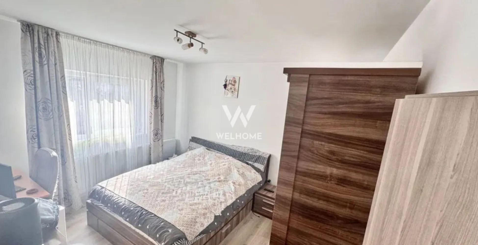 Apartament 3 camere IDEAL INVESTITIE – Cartierul Arhitecților - Apartament cu 3 camere, situat pe strada Daniel Renard, la parterul unui bloc construit în 2015, foarte bine izolat termic. – Suprafață utilă: 60 mp – Compartimentare practică: 2 dormitoare, living cu bucătărie open-space, baie, hol, balcon – Boxă în pod și loc de parcare propriu, chiar în fața balconului – Se vinde complet mobilat și utilat: mobilier Naturlich, bucătărie din MDF, parchet 12 mm pentru trafic intens, spoturi cu senzori pe hol, centrală termică în condensare – Electrocasnice incluse: mașină de spălat rufe, mașină de spălat vase, frigider, TV LED – Apartamentul este închiriat și se poate prelua cu chiriași (investiție gata pregătită) sau eliberat pentru locuire personală – Zonă liniștită, în dezvoltare, aproape de transport public, magazine, grădinițe, Lidl, Kaufland și biserică – Liber de sarcini, disponibil imediat Preț: 115.000 € Telefon: 0756 094 405 }}