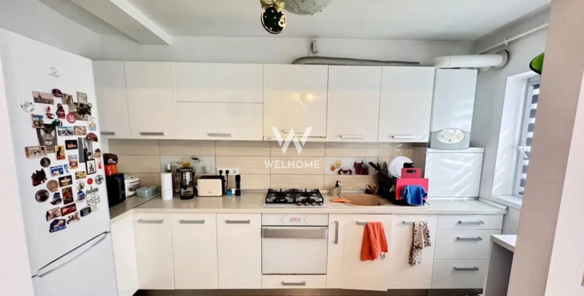 Apartament 3 camere IDEAL INVESTITIE – Cartierul Arhitecților - Apartament cu 3 camere, situat pe strada Daniel Renard, la parterul unui bloc construit în 2015, foarte bine izolat termic. – Suprafață utilă: 60 mp – Compartimentare practică: 2 dormitoare, living cu bucătărie open-space, baie, hol, balcon – Boxă în pod și loc de parcare propriu, chiar în fața balconului – Se vinde complet mobilat și utilat: mobilier Naturlich, bucătărie din MDF, parchet 12 mm pentru trafic intens, spoturi cu senzori pe hol, centrală termică în condensare – Electrocasnice incluse: mașină de spălat rufe, mașină de spălat vase, frigider, TV LED – Apartamentul este închiriat și se poate prelua cu chiriași (investiție gata pregătită) sau eliberat pentru locuire personală – Zonă liniștită, în dezvoltare, aproape de transport public, magazine, grădinițe, Lidl, Kaufland și biserică – Liber de sarcini, disponibil imediat Preț: 115.000 € Telefon: 0756 094 405 }}