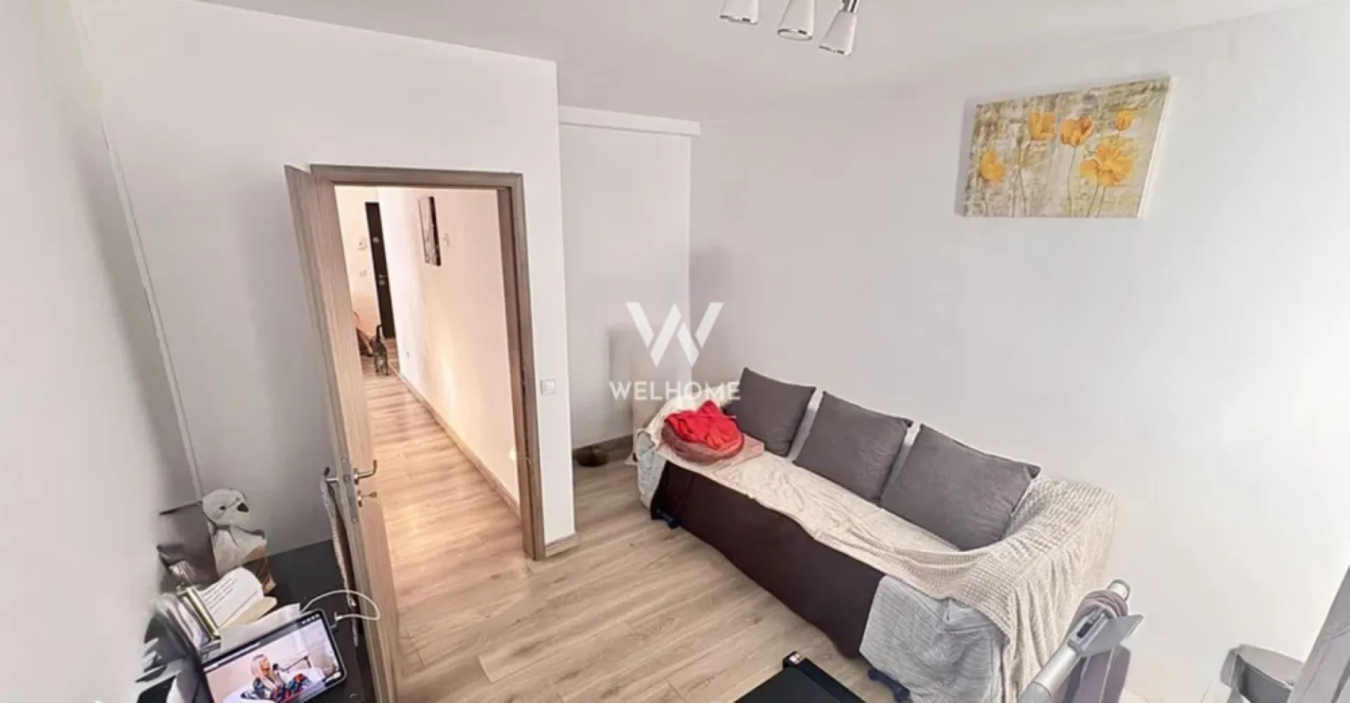 Apartament 3 camere IDEAL INVESTITIE – Cartierul Arhitecților - Apartament cu 3 camere, situat pe strada Daniel Renard, la parterul unui bloc construit în 2015, foarte bine izolat termic. – Suprafață utilă: 60 mp – Compartimentare practică: 2 dormitoare, living cu bucătărie open-space, baie, hol, balcon – Boxă în pod și loc de parcare propriu, chiar în fața balconului – Se vinde complet mobilat și utilat: mobilier Naturlich, bucătărie din MDF, parchet 12 mm pentru trafic intens, spoturi cu senzori pe hol, centrală termică în condensare – Electrocasnice incluse: mașină de spălat rufe, mașină de spălat vase, frigider, TV LED – Apartamentul este închiriat și se poate prelua cu chiriași (investiție gata pregătită) sau eliberat pentru locuire personală – Zonă liniștită, în dezvoltare, aproape de transport public, magazine, grădinițe, Lidl, Kaufland și biserică – Liber de sarcini, disponibil imediat Preț: 115.000 € Telefon: 0756 094 405 }}