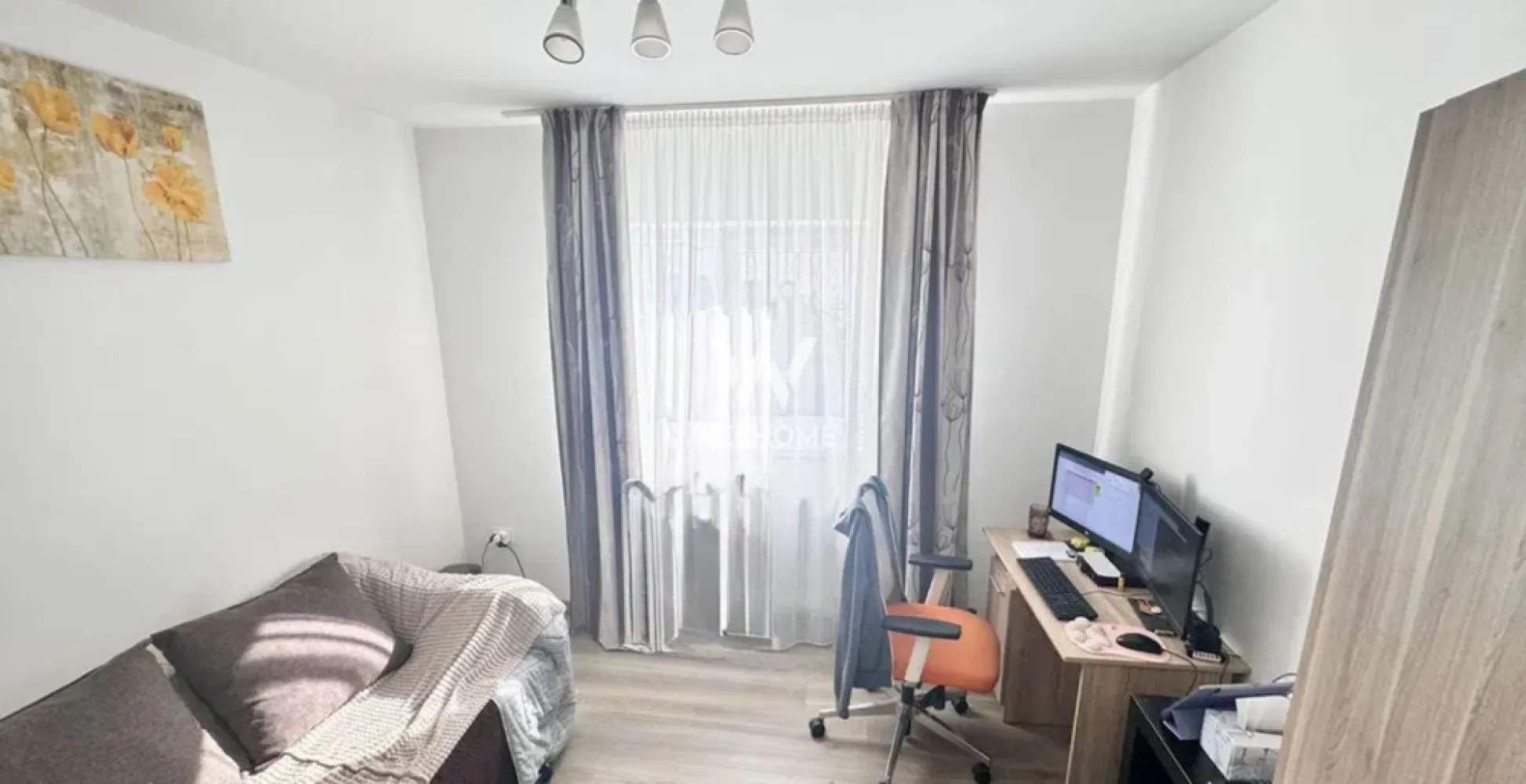 Apartament 3 camere IDEAL INVESTITIE – Cartierul Arhitecților - Apartament cu 3 camere, situat pe strada Daniel Renard, la parterul unui bloc construit în 2015, foarte bine izolat termic. – Suprafață utilă: 60 mp – Compartimentare practică: 2 dormitoare, living cu bucătărie open-space, baie, hol, balcon – Boxă în pod și loc de parcare propriu, chiar în fața balconului – Se vinde complet mobilat și utilat: mobilier Naturlich, bucătărie din MDF, parchet 12 mm pentru trafic intens, spoturi cu senzori pe hol, centrală termică în condensare – Electrocasnice incluse: mașină de spălat rufe, mașină de spălat vase, frigider, TV LED – Apartamentul este închiriat și se poate prelua cu chiriași (investiție gata pregătită) sau eliberat pentru locuire personală – Zonă liniștită, în dezvoltare, aproape de transport public, magazine, grădinițe, Lidl, Kaufland și biserică – Liber de sarcini, disponibil imediat Preț: 115.000 € Telefon: 0756 094 405 }}
