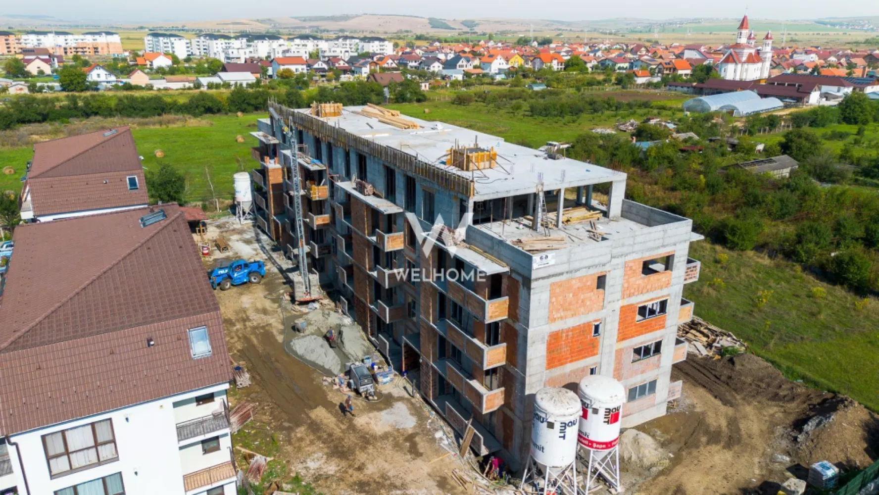 Perfect pentru investitie , apartament langa lac! - Va prezentam un ansamblu compus din doar 2 scări, cu un total de 60 de apartamente – un proiect intim și exclusivist, ideal pentru cei care apreciază calitatea și intimitatea. ✅ 14 apartamente cu grădină proprie – pentru relaxare, joacă sau grătar ✅ 4 penthouse-uri spectaculoase – cu terase generoase și vedere panoramică ✅ 42 de apartamente cu 2 camere cu balcon si vedere spre lac Suprafta utila : 43.63 , compartimentati astfel : hol cu acces in livingul open space cu bucataria baie dormitor cu iesire pe balcon gradina - 21 mp Predare la stadiul de alb : geamuri si usa termopan 3 foi de sticla, pereti tencuiti si gletuiti, sapa elicopterizata, centrala, incalzire in pardoseala instalatii electrice, termice si sanitare. Se poate finisa la cheie contracost! Loc de parcare inclus în preț, cu posibilitatea achiziționării unui al doilea loc (în funcție de disponibilitate). Apartamentele detin si un spatiu de depozitare pe balcon. Pret : 94.500 }}