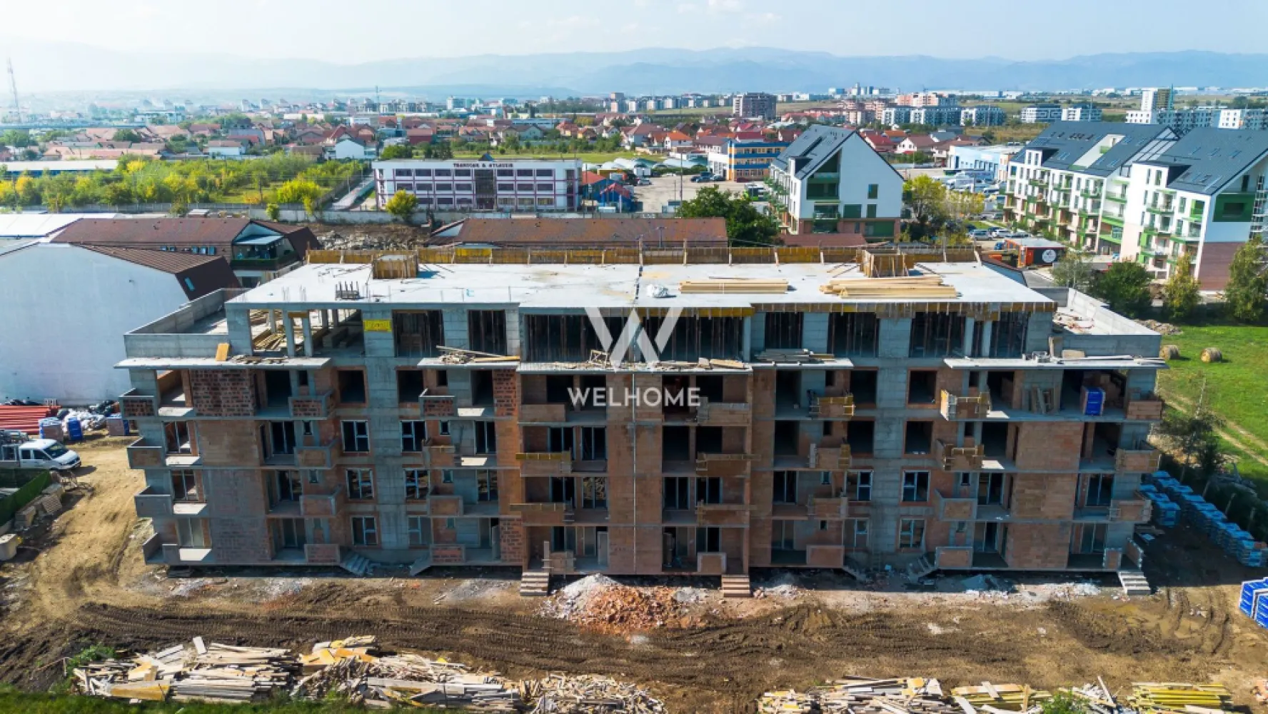Perfect pentru investitie , apartament langa lac! - Va prezentam un ansamblu compus din doar 2 scări, cu un total de 60 de apartamente – un proiect intim și exclusivist, ideal pentru cei care apreciază calitatea și intimitatea. ✅ 14 apartamente cu grădină proprie – pentru relaxare, joacă sau grătar ✅ 4 penthouse-uri spectaculoase – cu terase generoase și vedere panoramică ✅ 42 de apartamente cu 2 camere cu balcon si vedere spre lac Suprafta utila : 43.63 , compartimentati astfel : hol cu acces in livingul open space cu bucataria baie dormitor cu iesire pe balcon gradina - 21 mp Predare la stadiul de alb : geamuri si usa termopan 3 foi de sticla, pereti tencuiti si gletuiti, sapa elicopterizata, centrala, incalzire in pardoseala instalatii electrice, termice si sanitare. Se poate finisa la cheie contracost! Loc de parcare inclus în preț, cu posibilitatea achiziționării unui al doilea loc (în funcție de disponibilitate). Apartamentele detin si un spatiu de depozitare pe balcon. Pret : 94.500 }}
