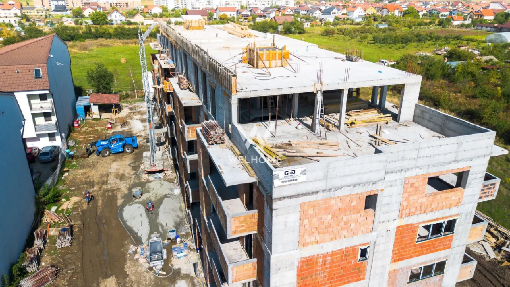 Perfect pentru investitie , apartament langa lac! - Va prezentam un ansamblu compus din doar 2 scări, cu un total de 60 de apartamente – un proiect intim și exclusivist, ideal pentru cei care apreciază calitatea și intimitatea. ✅ 14 apartamente cu grădină proprie – pentru relaxare, joacă sau grătar ✅ 4 penthouse-uri spectaculoase – cu terase generoase și vedere panoramică ✅ 42 de apartamente cu 2 camere cu balcon si vedere spre lac Suprafta utila : 43.63 , compartimentati astfel : hol cu acces in livingul open space cu bucataria baie dormitor cu iesire pe balcon gradina - 21 mp Predare la stadiul de alb : geamuri si usa termopan 3 foi de sticla, pereti tencuiti si gletuiti, sapa elicopterizata, centrala, incalzire in pardoseala instalatii electrice, termice si sanitare. Se poate finisa la cheie contracost! Loc de parcare inclus în preț, cu posibilitatea achiziționării unui al doilea loc (în funcție de disponibilitate). Apartamentele detin si un spatiu de depozitare pe balcon. Pret : 94.500 }}