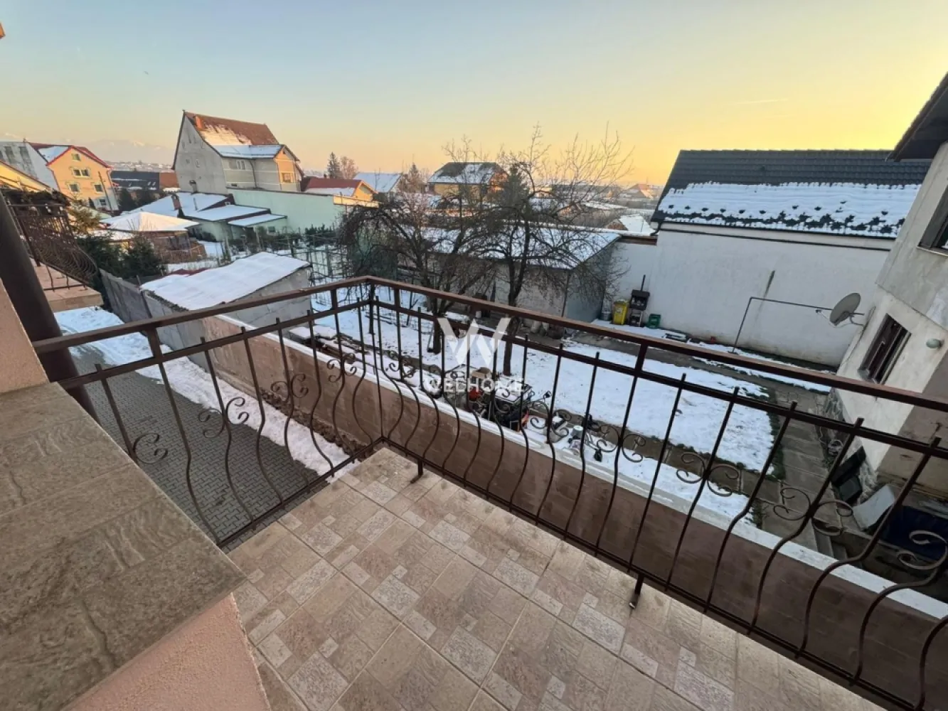 Apartament 2 camere, Turnisor, Sibiu - Va oferim spre vanzare un apartament pozitionat excelent in cartierul Turnisor, zona Alba Iulia, intr-un bloc cu doar 2 etaje Este situat la etajul 1 si se vinde mobilat, conform fotografii. Compartimentare: Hol, baie, dressing, dormitor , living spatios cu bucatarie, camara. Accesul pe balcon se poate face atat din living cat si din dormitor. Apartamentul nu este locuit momentan, este liber de sarcini si se poate preda imediat. Un loc de parcare cu curtea privata a cladirii. Un apartament spatios si luminos, gata de mutat. Pret: 110000 euro, negociabil, cash sau credit bancar Detalii si vizionari: 0752.088.381 Roxana }}