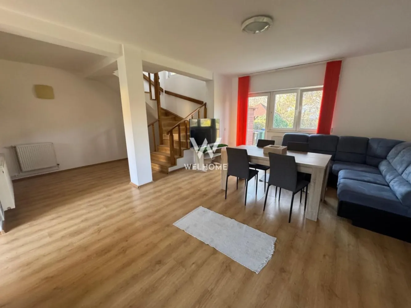 Casa tip duplex Sura Mare, Sibiu - Va oferim spre vanzare o casa de tip duplex, situata in Sura Mare, la cateva minute de intrarea in orasul Sibiu. Suprafata utila: 82mp Suprafata teren: 288mp Compartimentare: Parter: Hol, zona de dressing,baie,living cu bucatarie (poate fi inchisa) si iesirea pe terasa din spatele casei Etaj: hol, doua dormitoare, ambele cu iesire pe cate un balcon si o baie cu geam Curtea este distribuita in mare parte in spatele casei, unde este amenajata o terasa si o magazie. Este racordata la toate utilitatile. Momentan nu este locuita, necesita imbunatatiri, insa are o curte frumoasa si este situata intr-un cartier privat de case. Pret: 155000 euro (cash sau credit ipotecar) Detalii si vizionari: 0752.088.381- Roxana }}