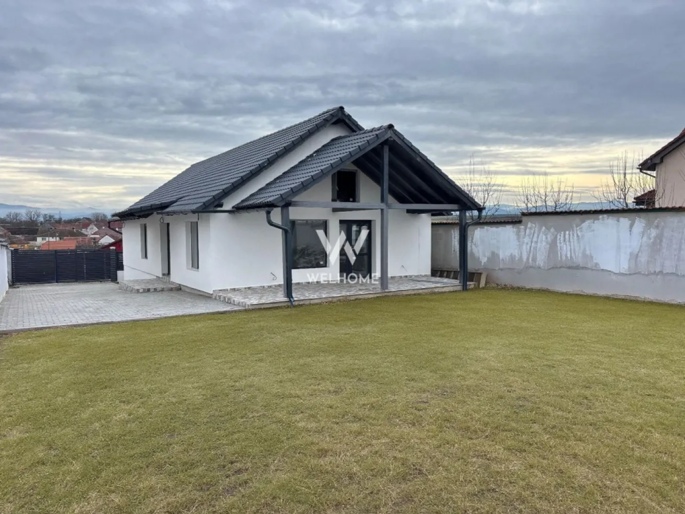 Casă pe un singur nivel – priveliște spre munți – Șura Mică - Vă propunem spre vânzare o casă modernă, situată într-o zonă liniștită din Șura Mică, pe strada Livezi, cu vedere superbă spre Munții Păltiniș. Proprietatea este construită pe un singur nivel și oferă un confort ideal pentru o familie. Caracteristici principale: • Suprafață utilă: 115 mp (inclusiv terasa) • Teren generos: 500 mp • 4 camere spațioase și luminoase • 2 băi • Grad de finalizare: 90% • Se poate achiziționa și prin credit bancar Dotări și detalii tehnice: • Încălzire în pardoseală pe toată suprafața • Geamuri tripan antracit • Țiglă antracit cu aspect elegant • Ușă de intrare PVC Salamander • Șapă turnată, placă de beton, curent tras în casă • Construită cu materiale de calitate și facturi la zi Această casă este ideală pentru cei care își doresc liniște, spațiu, priveliște și o locuință durabilă, aproape de natură. Pret: 207 000 euro Telefon: 0756 094 405 }}