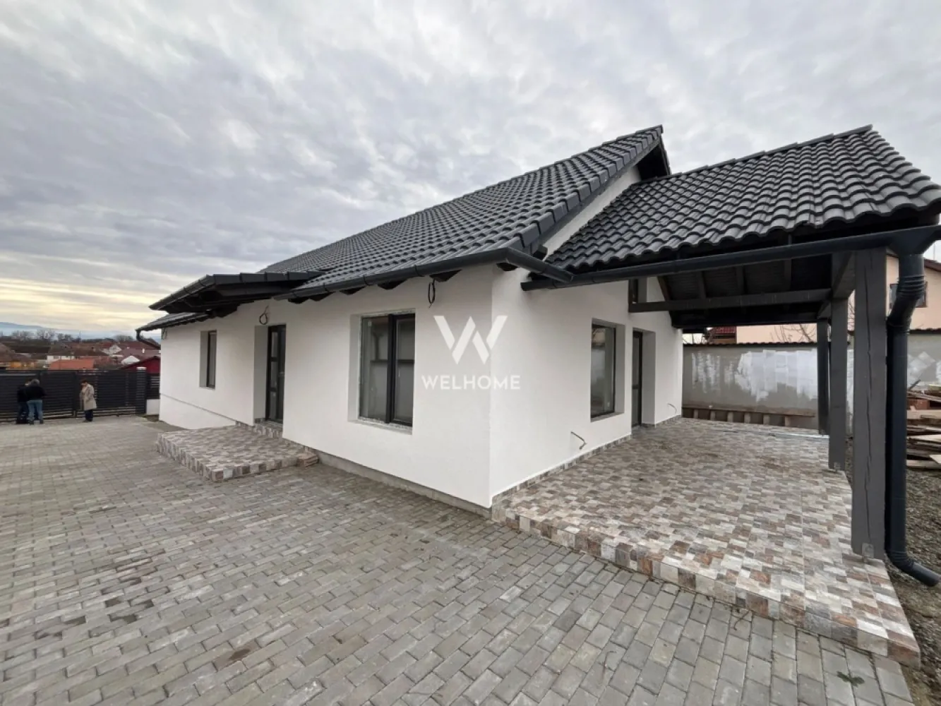 Casă pe un singur nivel – priveliște spre munți – Șura Mică - Vă propunem spre vânzare o casă modernă, situată într-o zonă liniștită din Șura Mică, pe strada Livezi, cu vedere superbă spre Munții Păltiniș. Proprietatea este construită pe un singur nivel și oferă un confort ideal pentru o familie. Caracteristici principale: • Suprafață utilă: 115 mp (inclusiv terasa) • Teren generos: 500 mp • 4 camere spațioase și luminoase • 2 băi • Grad de finalizare: 90% • Se poate achiziționa și prin credit bancar Dotări și detalii tehnice: • Încălzire în pardoseală pe toată suprafața • Geamuri tripan antracit • Țiglă antracit cu aspect elegant • Ușă de intrare PVC Salamander • Șapă turnată, placă de beton, curent tras în casă • Construită cu materiale de calitate și facturi la zi Această casă este ideală pentru cei care își doresc liniște, spațiu, priveliște și o locuință durabilă, aproape de natură. Pret: 207 000 euro Telefon: 0756 094 405 }}