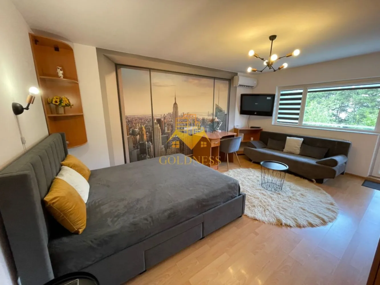O camera decomandata, Zorilor, UMF, UTCN, Parcare, Observatorului, Mol - GOLDNESS Imobiliare vă propune spre închiriere un apartament cu 2 camere complet mobilat și utilat, la etajul 2 într-un imobil de 4 etaje, în Cartierul Zorilor.
Parcare inclusa!
Se află în apropierea stațiilor de transport în comun, magazine, restaurante, spații verzi, farmacii, etc. 

Apartamentul este compartimentat astfel:
 - dormitor cu pat matrimonial, dressing, noptiere, iesire pe balcon
 - bucatarie complet utilată și mobilată, iesire pe balcon
 - baie cu dus walk-in, calorifer port prosop și dulap pentru depozitare.
 -balcon de 10 mp.

Imobilul este dotat cu toate cele necesare- centrală proprie, frigider, aragaz, hotă, mașină de spălat haine, etc. 

Dacă sunteți interesați de acest apartament și doriți să îl vizionați, dar și pentru alte oferte nu ezitați să ne contactați telefonic sau prin e-mail. Vă stăm la dispoziție!
Pentru intermediere se percepe un comision de 50% din prețul chiriei!