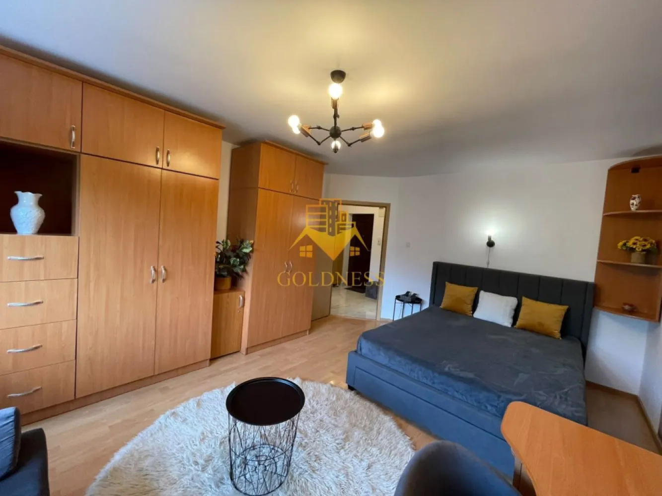 O camera decomandata, Zorilor, UMF, UTCN, Parcare, Observatorului, Mol - GOLDNESS Imobiliare vă propune spre închiriere un apartament cu 2 camere complet mobilat și utilat, la etajul 2 într-un imobil de 4 etaje, în Cartierul Zorilor.
Parcare inclusa!
Se află în apropierea stațiilor de transport în comun, magazine, restaurante, spații verzi, farmacii, etc. 

Apartamentul este compartimentat astfel:
 - dormitor cu pat matrimonial, dressing, noptiere, iesire pe balcon
 - bucatarie complet utilată și mobilată, iesire pe balcon
 - baie cu dus walk-in, calorifer port prosop și dulap pentru depozitare.
 -balcon de 10 mp.

Imobilul este dotat cu toate cele necesare- centrală proprie, frigider, aragaz, hotă, mașină de spălat haine, etc. 

Dacă sunteți interesați de acest apartament și doriți să îl vizionați, dar și pentru alte oferte nu ezitați să ne contactați telefonic sau prin e-mail. Vă stăm la dispoziție!
Pentru intermediere se percepe un comision de 50% din prețul chiriei!