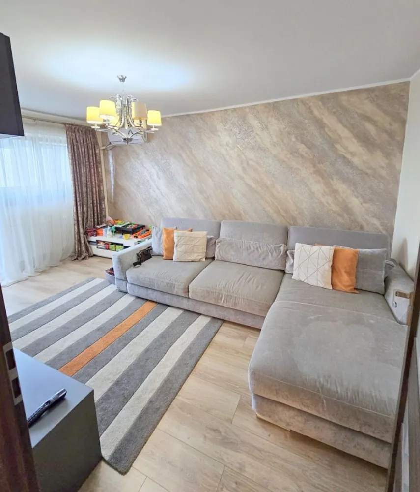 Apartament 2 camere decomandat de vânzare – Mazepa – 57 mp - Vă prezentăm spre vânzare un apartament cu 2 camere decomandate, situat în cartierul Mazepa, una dintre cele mai căutate și apreciate zone rezidențiale din Galați.
Locuința este amplasată la etajul 7 al unui imobil cu 10 niveluri, construit în anul 1982, și are o suprafață utilă de 57 mp. Apartamentul beneficiază de vedere către strada Brăilei și de orientare sudică, ceea ce îi oferă lumină naturală pe tot parcursul zilei.

Proprietatea este renovată, se prezintă într-o stare foarte bună și se vinde complet mobilată și utilată, exact ca în fotografii.

Caracteristici:
2 camere decomandate
Suprafață utilă: 57 mp
Etaj 7 din 10
Bloc construit în 1982
Centrală termică proprie
Aer condiționat
Baie cu fereastră
Mobilat și utilat complet
Orientare sud
Vedere către strada Brăilei

Poziționarea excelentă oferă acces rapid către mijloace de transport, școli, grădinițe, supermarketuri, farmacii, bănci, restaurante și Faleza Dunării.

Preț de vânzare: 83.000 euro.
Pentru informații suplimentare și programarea unei vizionări:

Liliana Ene – MAG INVEST
Telefon: 0746 252 252