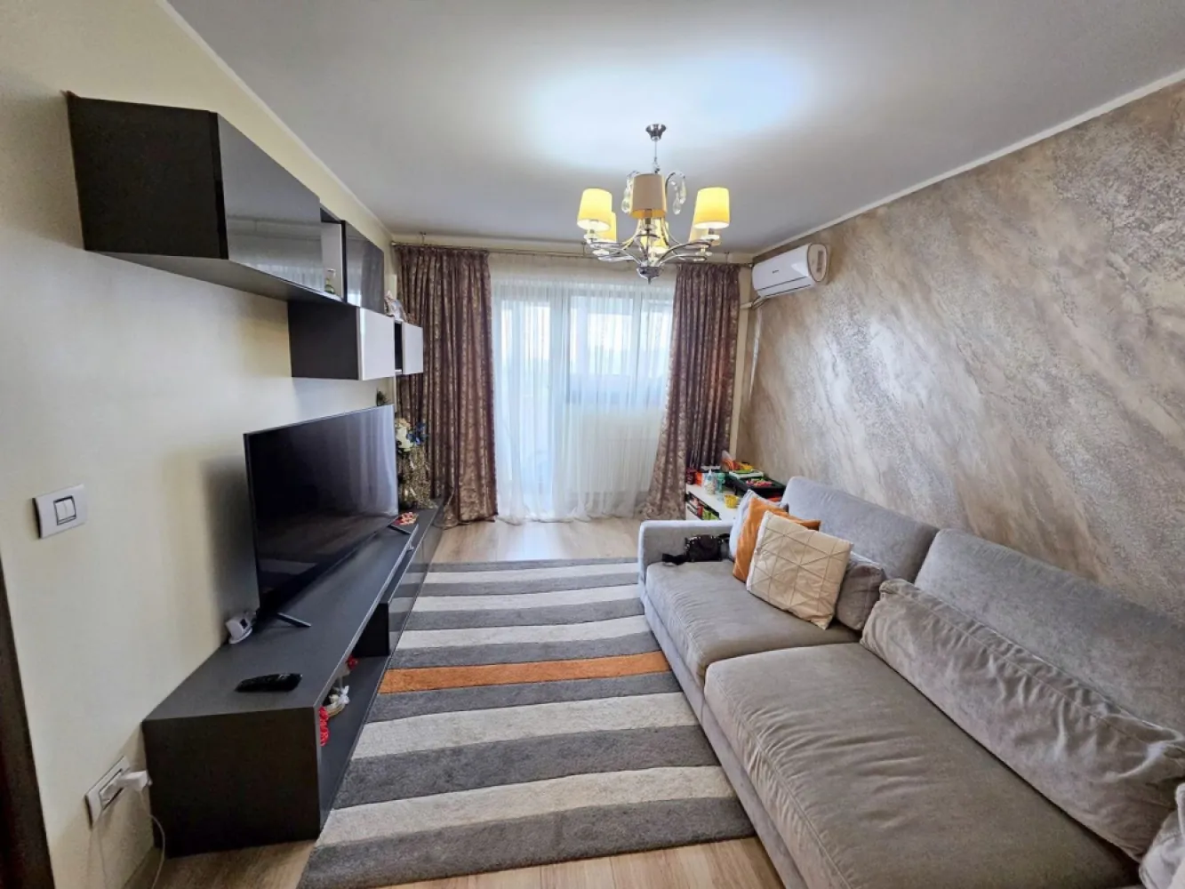 Apartament 2 camere decomandat de vânzare – Mazepa – 57 mp - Vă prezentăm spre vânzare un apartament cu 2 camere decomandate, situat în cartierul Mazepa, una dintre cele mai căutate și apreciate zone rezidențiale din Galați.
Locuința este amplasată la etajul 7 al unui imobil cu 10 niveluri, construit în anul 1982, și are o suprafață utilă de 57 mp. Apartamentul beneficiază de vedere către strada Brăilei și de orientare sudică, ceea ce îi oferă lumină naturală pe tot parcursul zilei.

Proprietatea este renovată, se prezintă într-o stare foarte bună și se vinde complet mobilată și utilată, exact ca în fotografii.

Caracteristici:
2 camere decomandate
Suprafață utilă: 57 mp
Etaj 7 din 10
Bloc construit în 1982
Centrală termică proprie
Aer condiționat
Baie cu fereastră
Mobilat și utilat complet
Orientare sud
Vedere către strada Brăilei

Poziționarea excelentă oferă acces rapid către mijloace de transport, școli, grădinițe, supermarketuri, farmacii, bănci, restaurante și Faleza Dunării.

Preț de vânzare: 83.000 euro.
Pentru informații suplimentare și programarea unei vizionări:

Liliana Ene – MAG INVEST
Telefon: 0746 252 252
