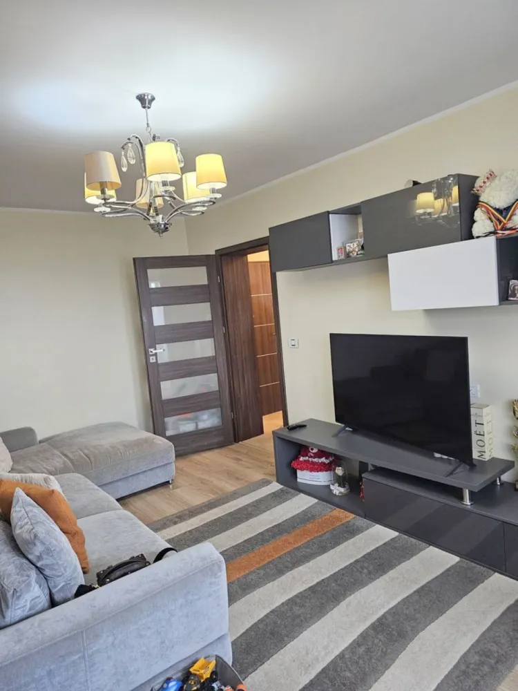 Apartament 2 camere decomandat de vânzare – Mazepa – 57 mp - Vă prezentăm spre vânzare un apartament cu 2 camere decomandate, situat în cartierul Mazepa, una dintre cele mai căutate și apreciate zone rezidențiale din Galați.
Locuința este amplasată la etajul 7 al unui imobil cu 10 niveluri, construit în anul 1982, și are o suprafață utilă de 57 mp. Apartamentul beneficiază de vedere către strada Brăilei și de orientare sudică, ceea ce îi oferă lumină naturală pe tot parcursul zilei.

Proprietatea este renovată, se prezintă într-o stare foarte bună și se vinde complet mobilată și utilată, exact ca în fotografii.

Caracteristici:
2 camere decomandate
Suprafață utilă: 57 mp
Etaj 7 din 10
Bloc construit în 1982
Centrală termică proprie
Aer condiționat
Baie cu fereastră
Mobilat și utilat complet
Orientare sud
Vedere către strada Brăilei

Poziționarea excelentă oferă acces rapid către mijloace de transport, școli, grădinițe, supermarketuri, farmacii, bănci, restaurante și Faleza Dunării.

Preț de vânzare: 83.000 euro.
Pentru informații suplimentare și programarea unei vizionări:

Liliana Ene – MAG INVEST
Telefon: 0746 252 252