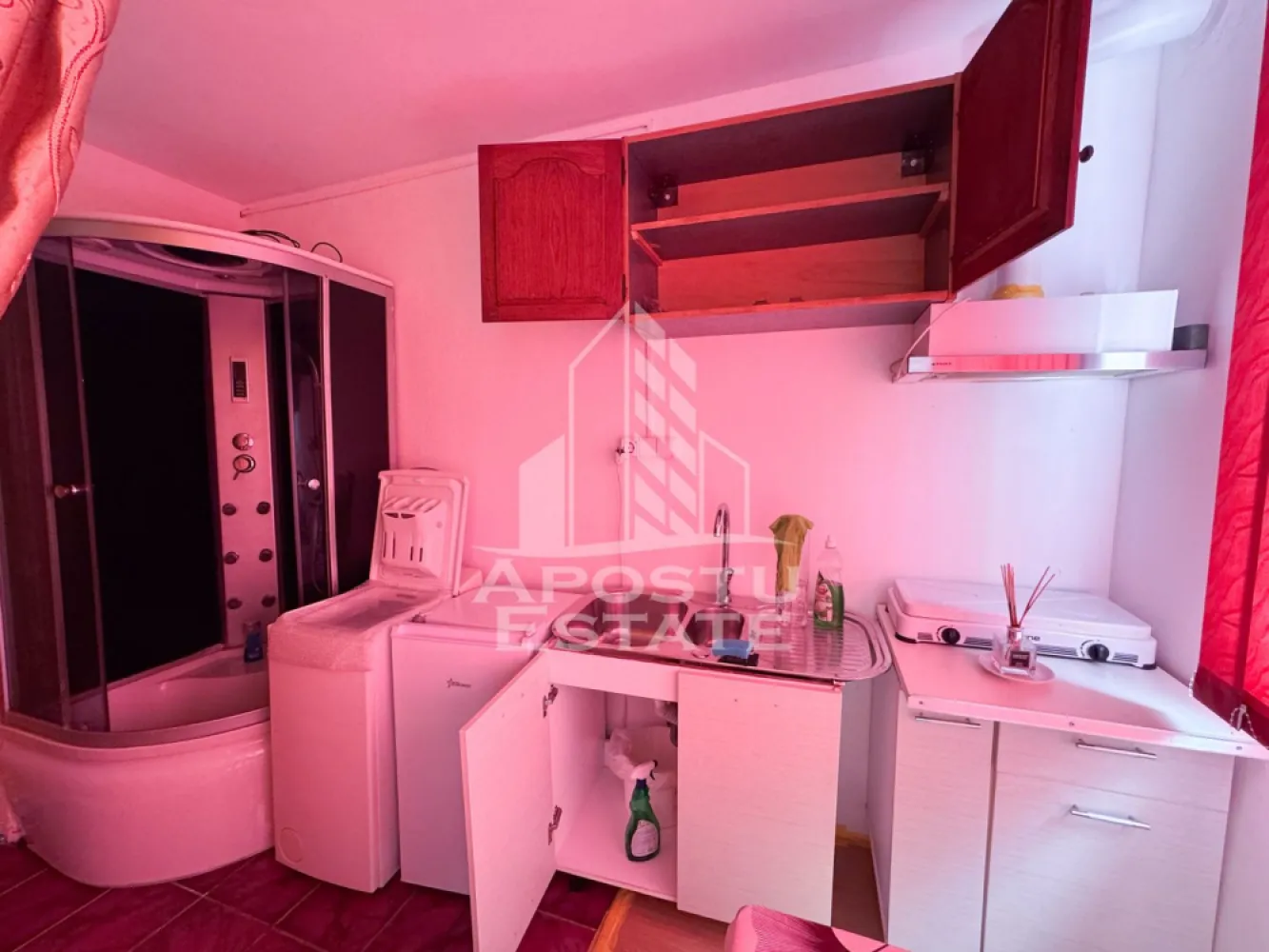 Garsonieră de vânzare, Cheltuieli reduse, Zona Sagului , Timisoara - Agentie imobiliara, Apostu Estate, va propune spre vanzare o garsoniera situata la etajul 4 al unui bloc format din 4 etaje cu hidroizolatie refacuta anul trecut, aflat în zona Sagului din Timisoara 

Actualul proprietar a adus mici îmbunatatiri de a lungul timpului în garsoniera . 

Garsoniera are o suprafata utilă de 16 mp ,compartimentata astfel : 
- 1 camera 
- 1 chicineta deschisă cu bucataria 
- 1 baie 

Confortul termic este realizat prin termoficarea orașului colterm , iar pentru zilele calduroase de vara , a fost montat recent un aer condiționat 

Garsoniera se preda complet mobilata si utilata , conform pozelor 

Amplasarea imobilului oferă acces facil către punctele cu interes major din zona precum mijloacele de transport in comun , magazine sau unitati de învatamant .

Oferim consultanta gratuita cu privire la obtinerea creditelor bancare pentru achizitii imobiliare . 

Nu ezitati sa ne contactati pentru stabilirea unei vizionari sau alte detalii suplimentare .

ID intern : CP3177598