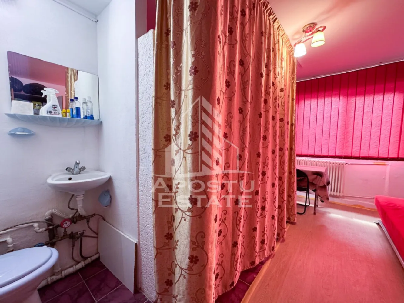 Garsonieră de vânzare, Cheltuieli reduse, Zona Sagului , Timisoara - Agentie imobiliara, Apostu Estate, va propune spre vanzare o garsoniera situata la etajul 4 al unui bloc format din 4 etaje cu hidroizolatie refacuta anul trecut, aflat în zona Sagului din Timisoara 

Actualul proprietar a adus mici îmbunatatiri de a lungul timpului în garsoniera . 

Garsoniera are o suprafata utilă de 16 mp ,compartimentata astfel : 
- 1 camera 
- 1 chicineta deschisă cu bucataria 
- 1 baie 

Confortul termic este realizat prin termoficarea orașului colterm , iar pentru zilele calduroase de vara , a fost montat recent un aer condiționat 

Garsoniera se preda complet mobilata si utilata , conform pozelor 

Amplasarea imobilului oferă acces facil către punctele cu interes major din zona precum mijloacele de transport in comun , magazine sau unitati de învatamant .

Oferim consultanta gratuita cu privire la obtinerea creditelor bancare pentru achizitii imobiliare . 

Nu ezitati sa ne contactati pentru stabilirea unei vizionari sau alte detalii suplimentare .

ID intern : CP3177598