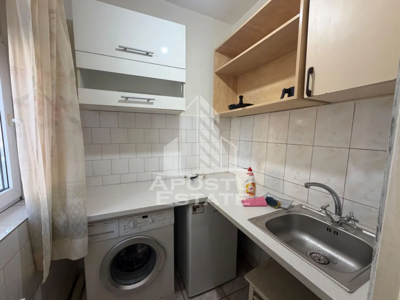 Garsoniera de vanzare, cheltuieli reduse, Zona Lipovei, Timisoara - Agentia imobiliara, Apostu Estate, va propune spre vanzare o garsoniera situata la parter la un bloc format din 4 etaje, aflat în zona Sagului din Timisoara

Actualul proprietar a adus mici îmbunatatiri de a lungul timpului în garsoniera .

Garsoniera are o suprafata utilă de 16 mp ,compartimentata astfel :
- 1 camera
- 1 chicineta 
- 1 baie

Confortul termic este realizat prin termoficarea orașului colterm , cu cheltuieli reduse.

Garsoniera se preda complet mobilata si utilata , conform pozelor

Amplasarea imobilului oferă acces facil către punctele cu interes major din zona precum mijloacele de transport in comun , magazine , Iulius Mall sau unitati de învatamant .

Oferim consultanta gratuita cu privire la obtinerea creditelor bancare pentru achizitii imobiliare .

Nu ezitati sa ne contactati pentru stabilirea unei vizionari sau alte detalii suplimentare .

ID intern : CP3177598