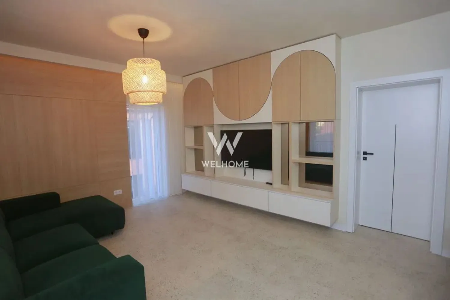 Apartament modern în zona centrală Șelimbăr – mobilat complet - Descoperă un apartament modern și primitor, situat în zona centrală a Șelimbărului, pe strada Mihai Viteazul, la doar câțiva pași de Primărie, Școală, Poliție, Grădiniță, magazinele Simpa și Profi. Poziția excelentă oferă acces rapid către toate punctele de interes ale zonei. Apartamentul are 54 mp, este foarte luminos, bine compartimentat și se vinde complet utilat și mobilat, totul fiind nou, astfel încât te poți muta imediat fără investiții suplimentare. ✔ Dotări și avantaje: • Loc de parcare inclus în preț • Mobilier modern, realizat integral la comandă, inclusiv patul din dormitor • Canapea premium Rovere în living • Bucătărie complet utilată: • mașină de spălat haine • mașină de spălat vase • cuptor cu microunde și frigider încorporabil • plită, hotă, cuptor • Finisaje moderne și spații bine optimizate • Apartament luminos, cu o compartimentare ideală pentru confort Acesta este apartamentul perfect pentru cei care caută calitate, confort și o poziționare de top în Șelimbăr. Este ideal si pentru investitie. Pret: 135 000 euro Telefon: 0756 094 405 }}