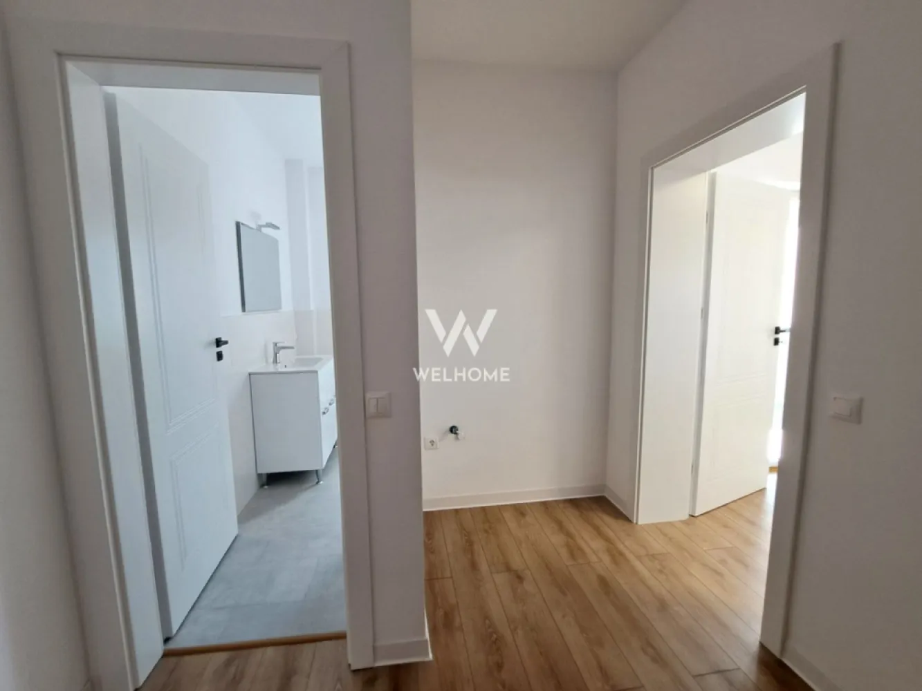 Apartament cu gradina - 2 camere, 2 bai, terasa - Apartament 2 camere + gradina, zona Selimbar/Vasile Aaron Sibiu Locuinta moderna destinata familii tinere - incalzire in pardoseala, ferestre mari, 2 bai Bloc tip parter + 2 etaje + etaj retras Cuprinde 61 mp utili + terasa 8 mp + gradina 23 mp Living cu bucatarie, hol, 2 bai + zona masina spalat/depozitare, dormitor cu acces terasa si curte Terasa este protejata si se poate inchide cu sticla Se vinde asa cum se prezinta, cu 1 loc de parcare nominal - 113.500 Euro }}