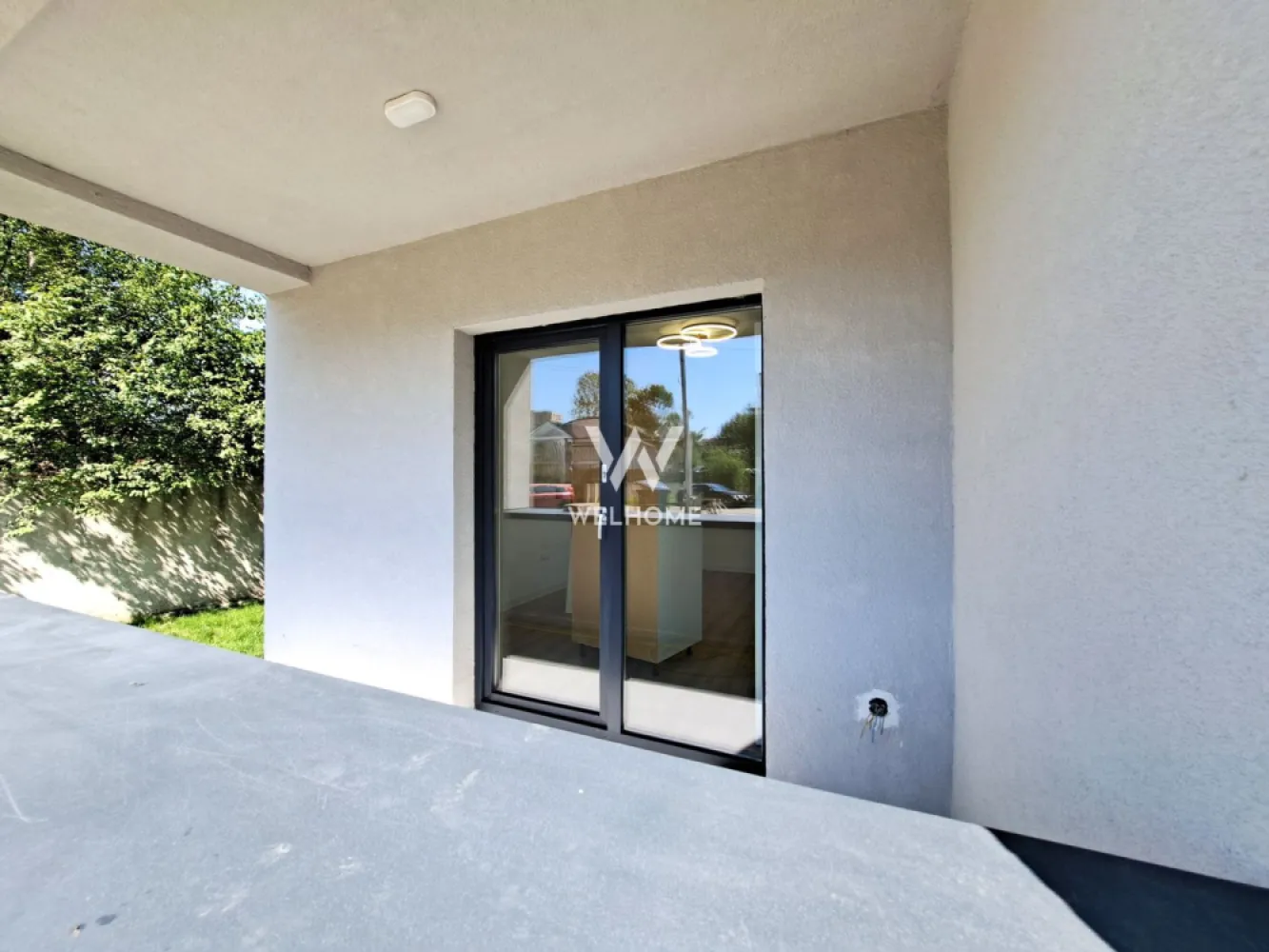 Apartament cu gradina - 2 camere, 2 bai, terasa - Apartament 2 camere + gradina, zona Selimbar/Vasile Aaron Sibiu Locuinta moderna destinata familii tinere - incalzire in pardoseala, ferestre mari, 2 bai Bloc tip parter + 2 etaje + etaj retras Cuprinde 61 mp utili + terasa 8 mp + gradina 23 mp Living cu bucatarie, hol, 2 bai + zona masina spalat/depozitare, dormitor cu acces terasa si curte Terasa este protejata si se poate inchide cu sticla Se vinde asa cum se prezinta, cu 1 loc de parcare nominal - 113.500 Euro }}