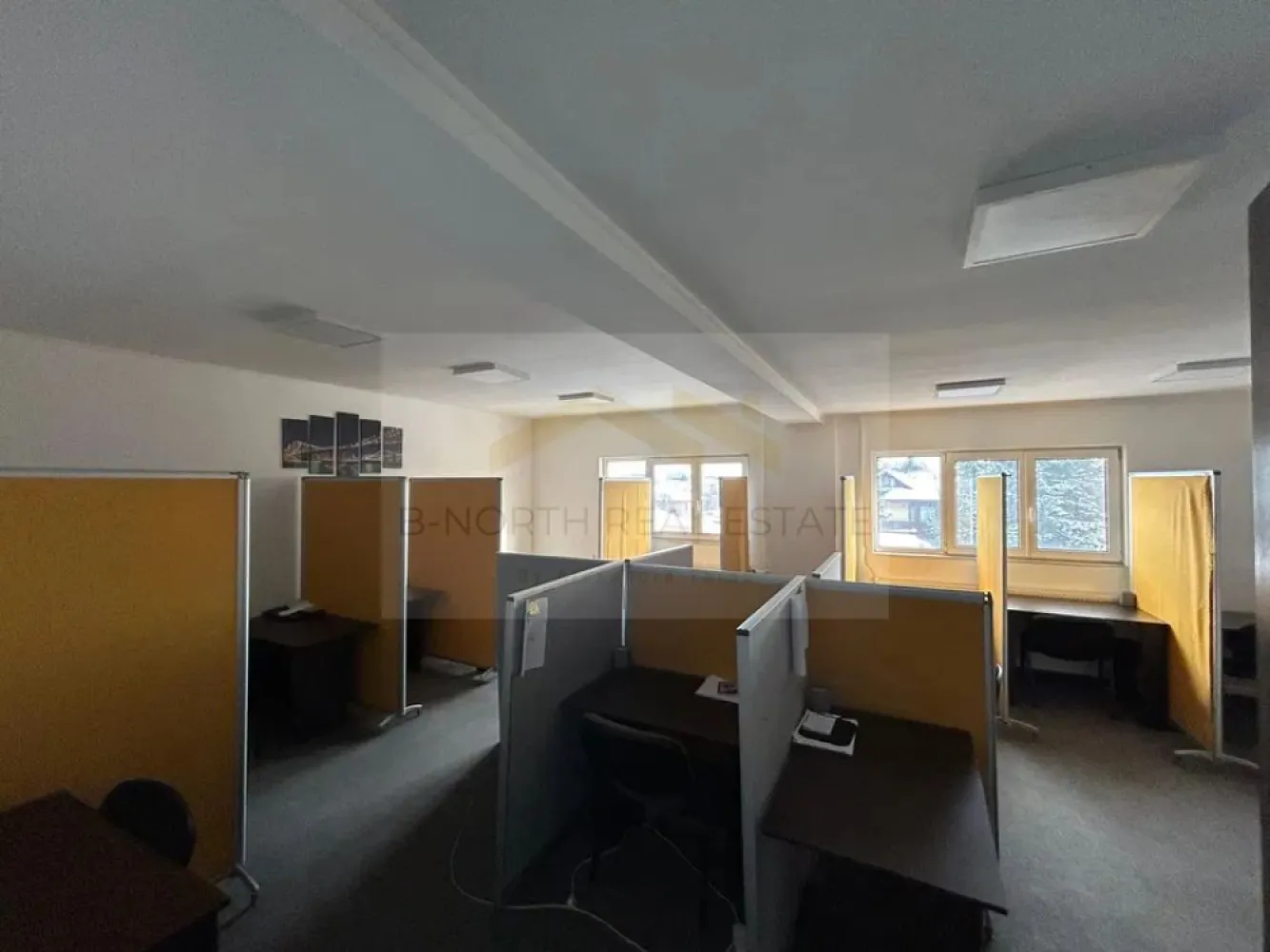 Etaj 2 clădire de birouri de închiriat – Sector 4, zona Piața Progresul - B-North Real Estate vă propune spre închiriere etajul 2 al unei clădiri de birouri, situată în Sector 4 – zona Piața Progresul, o locație accesibilă și potrivită pentru desfășurarea activităților profesionale.
Spațiul este complet amenajat și mobilat pentru activitate de birou, fiind gata de utilizare imediată, fără a necesita investiții suplimentare. Etajul dispune de 3 camere foarte spațioase, hol, palier, baie proprie și ieșire către terasă, oferind un mediu de lucru aerisit, confortabil și bine organizat.
Camerele sunt luminoase și eficient compartimentate, fiind potrivite pentru birouri, agenții, cabinete, firme de servicii sau alte activități administrative. Configurația permite o organizare flexibilă, adaptabilă nevoilor fiecărei companii.
Un avantaj important îl reprezintă posibilitatea de combinare cu spațiul de birouri de la parter, care beneficiază de intrare separată și compartimentare cu pereți din sticlă, pentru firmele care au nevoie de o suprafață extinsă sau de separarea funcțională a activităților.

Caracteristici principale:

Etaj 2 clădire de birouri
3 camere spațioase
Hol și palier
Baie proprie
Ieșire către terasă
Spațiu complet mobilat
Luminos și bine compartimentat
Utilizare imediată, fără investiții suplimentare

Beneficii și avantaje ale zonei:
Sector 4 – Piața Progresul
Acces facil la mijloace de transport
Zonă bine conectată și ușor accesibilă
Potrivit pentru birouri, cabinete și firme de servicii

La prețul afișat se adaugă TVA.

Pentru detalii suplimentare și programarea unei vizionări, contactați B-North Real Estate.