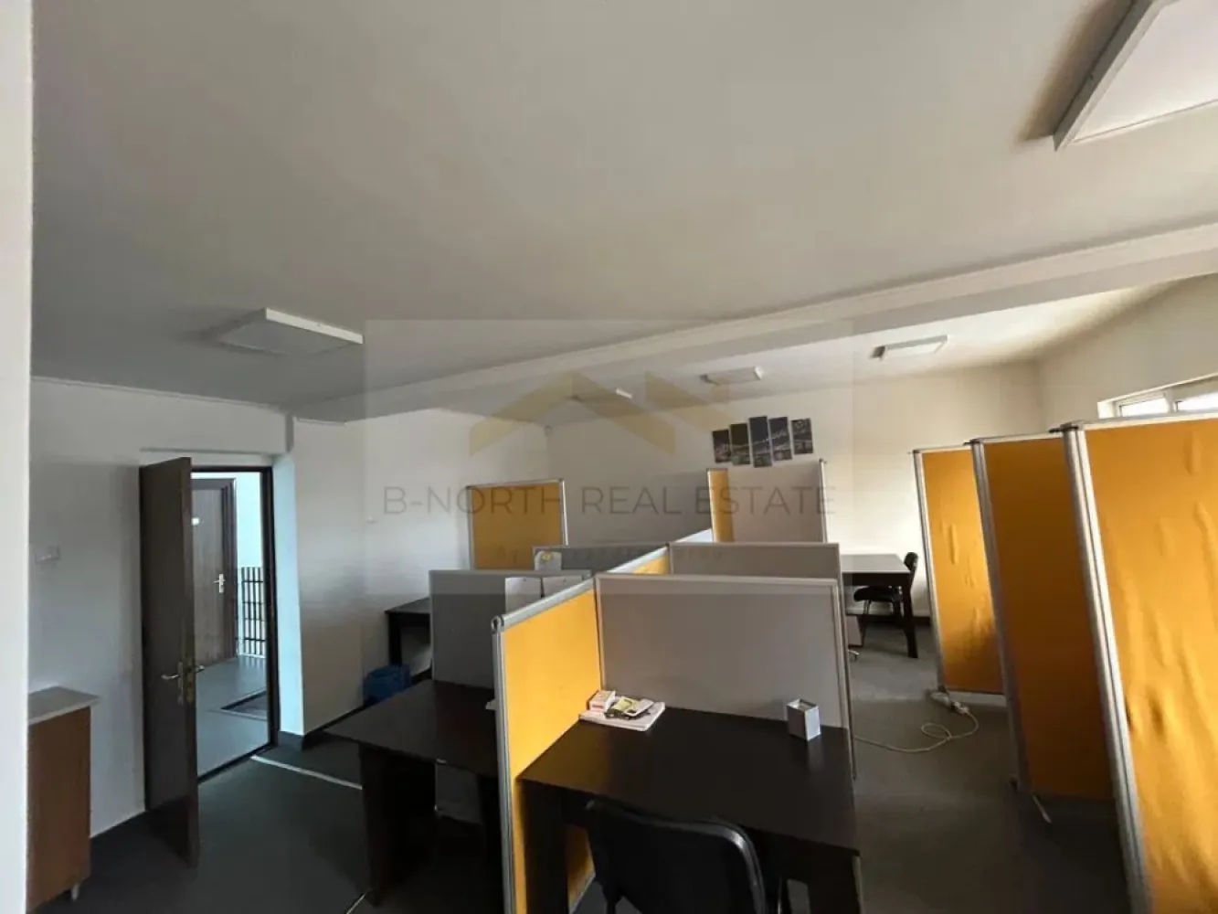 Etaj 2 clădire de birouri de închiriat – Sector 4, zona Piața Progresul - B-North Real Estate vă propune spre închiriere etajul 2 al unei clădiri de birouri, situată în Sector 4 – zona Piața Progresul, o locație accesibilă și potrivită pentru desfășurarea activităților profesionale.
Spațiul este complet amenajat și mobilat pentru activitate de birou, fiind gata de utilizare imediată, fără a necesita investiții suplimentare. Etajul dispune de 3 camere foarte spațioase, hol, palier, baie proprie și ieșire către terasă, oferind un mediu de lucru aerisit, confortabil și bine organizat.
Camerele sunt luminoase și eficient compartimentate, fiind potrivite pentru birouri, agenții, cabinete, firme de servicii sau alte activități administrative. Configurația permite o organizare flexibilă, adaptabilă nevoilor fiecărei companii.
Un avantaj important îl reprezintă posibilitatea de combinare cu spațiul de birouri de la parter, care beneficiază de intrare separată și compartimentare cu pereți din sticlă, pentru firmele care au nevoie de o suprafață extinsă sau de separarea funcțională a activităților.

Caracteristici principale:

Etaj 2 clădire de birouri
3 camere spațioase
Hol și palier
Baie proprie
Ieșire către terasă
Spațiu complet mobilat
Luminos și bine compartimentat
Utilizare imediată, fără investiții suplimentare

Beneficii și avantaje ale zonei:
Sector 4 – Piața Progresul
Acces facil la mijloace de transport
Zonă bine conectată și ușor accesibilă
Potrivit pentru birouri, cabinete și firme de servicii

La prețul afișat se adaugă TVA.

Pentru detalii suplimentare și programarea unei vizionări, contactați B-North Real Estate.